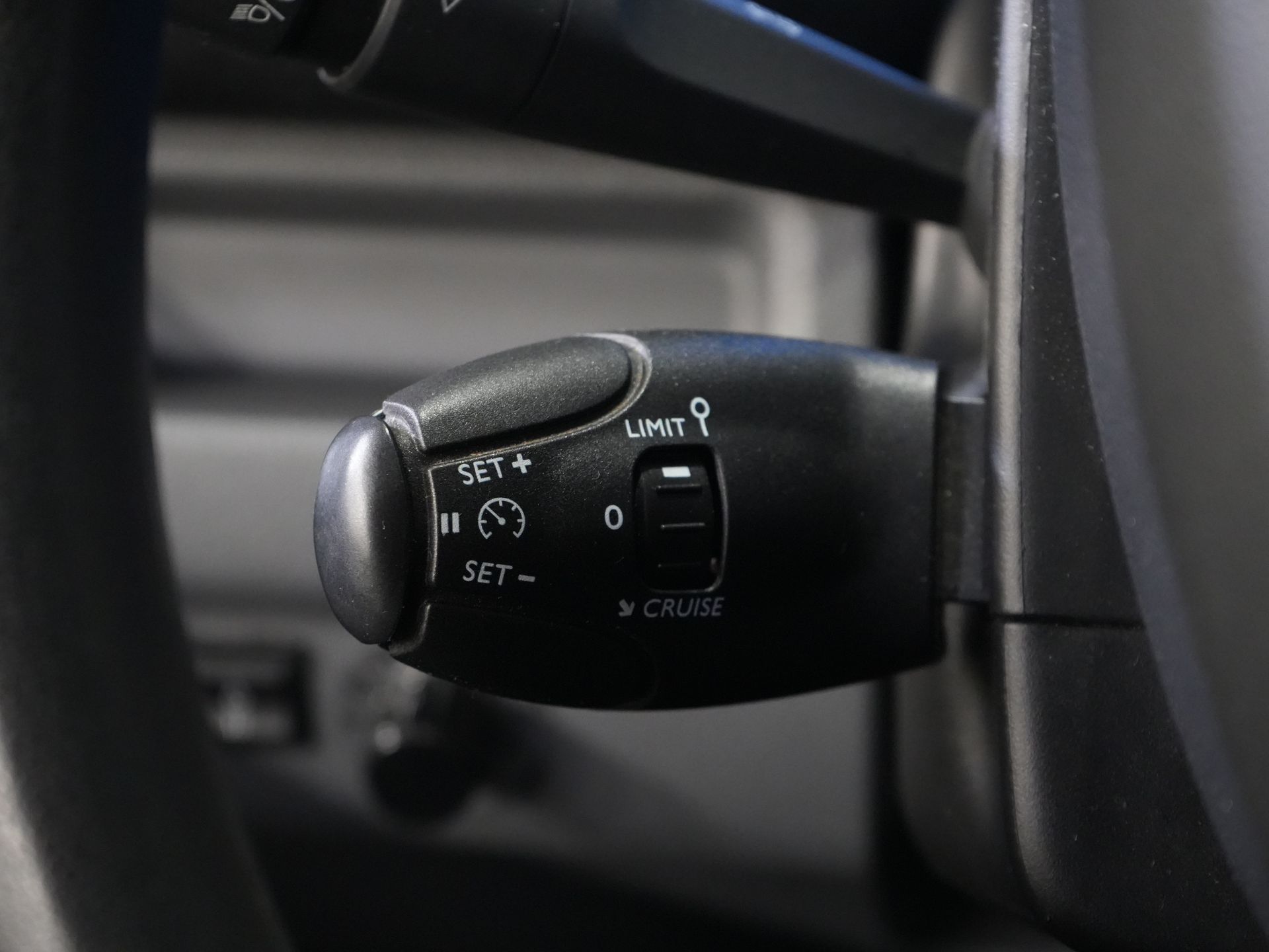 Peugeot e-Expert Bestelbus Premium 50 kWh 230 km WLTP Snellader/ Elek.dakventilator/ Navi/ Carplay/ Camera/ PDC/ Cruise/ Airco