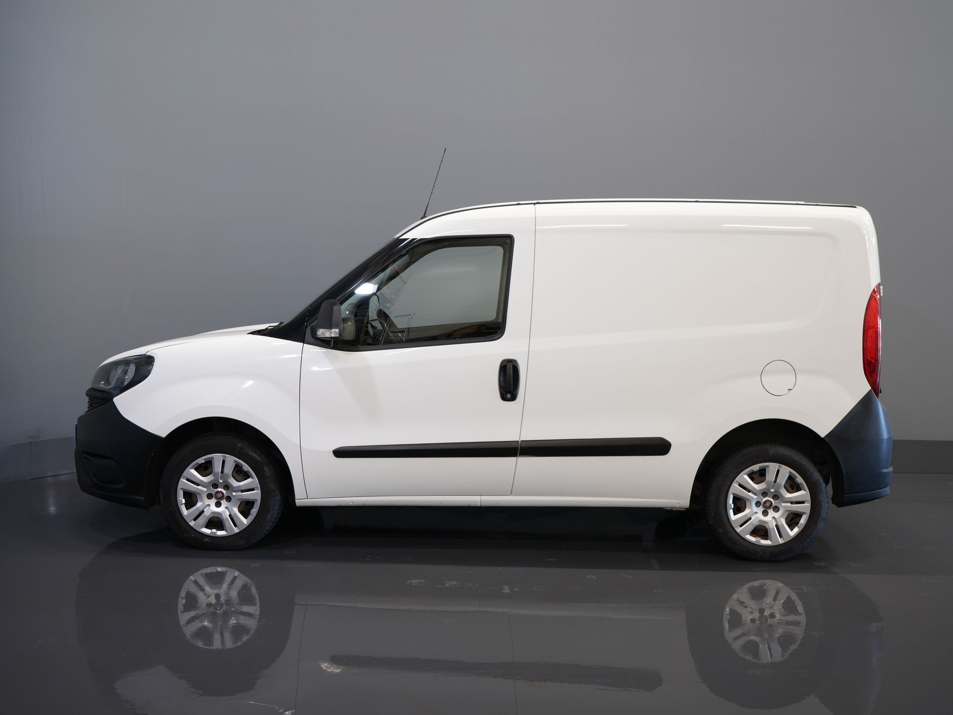 Fiat Dobló Cargo Bestelbus 1.3 MJ BPM VRIJ! 7x Voorraad NL Auto/ Airco/ Bluetooth/ Betimmering
