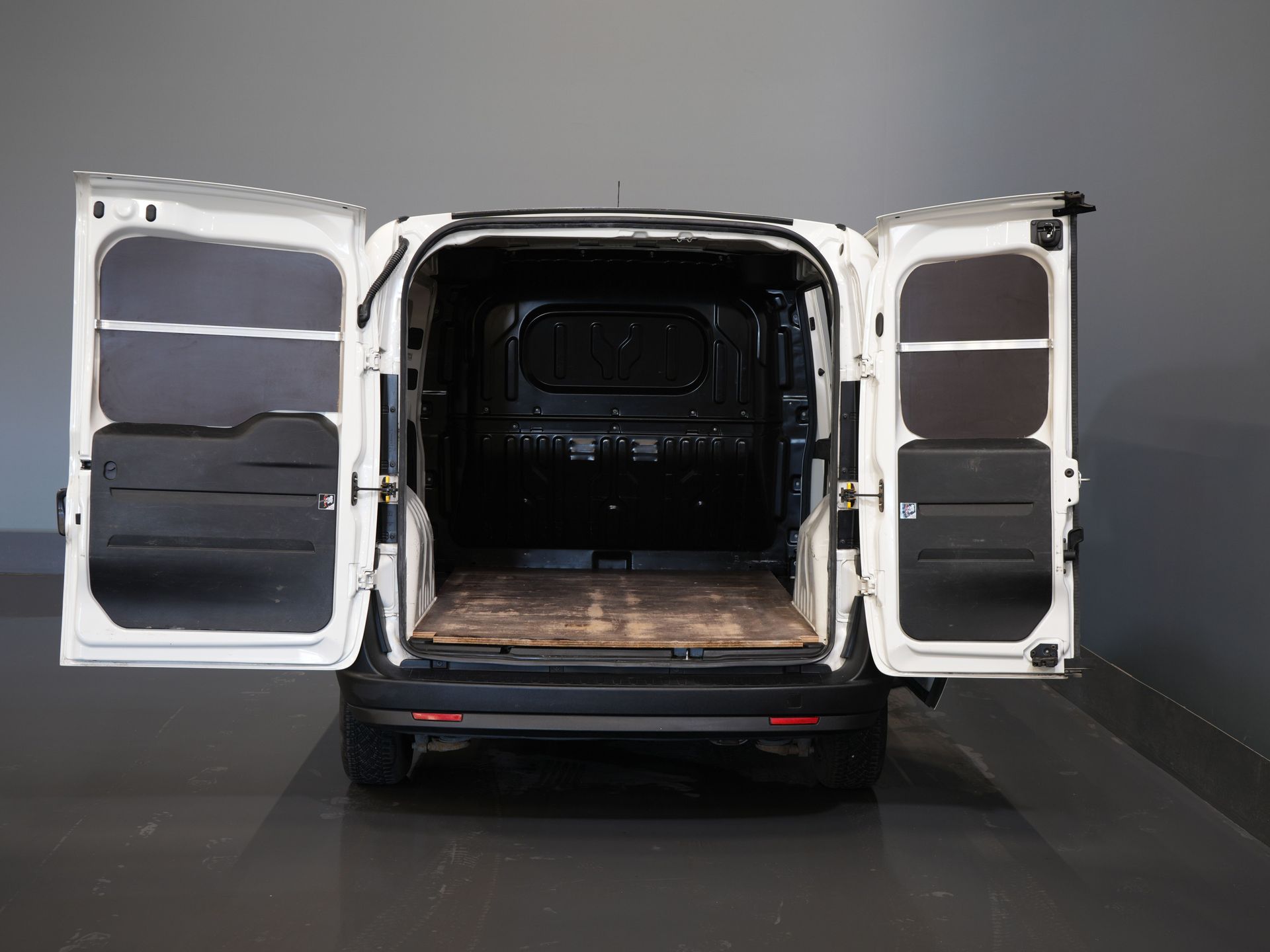 Fiat Dobló Cargo Bestelbus 1.3 MJ BPM VRIJ! 7x Voorraad NL Auto/ Airco/ Bluetooth/ Betimmering