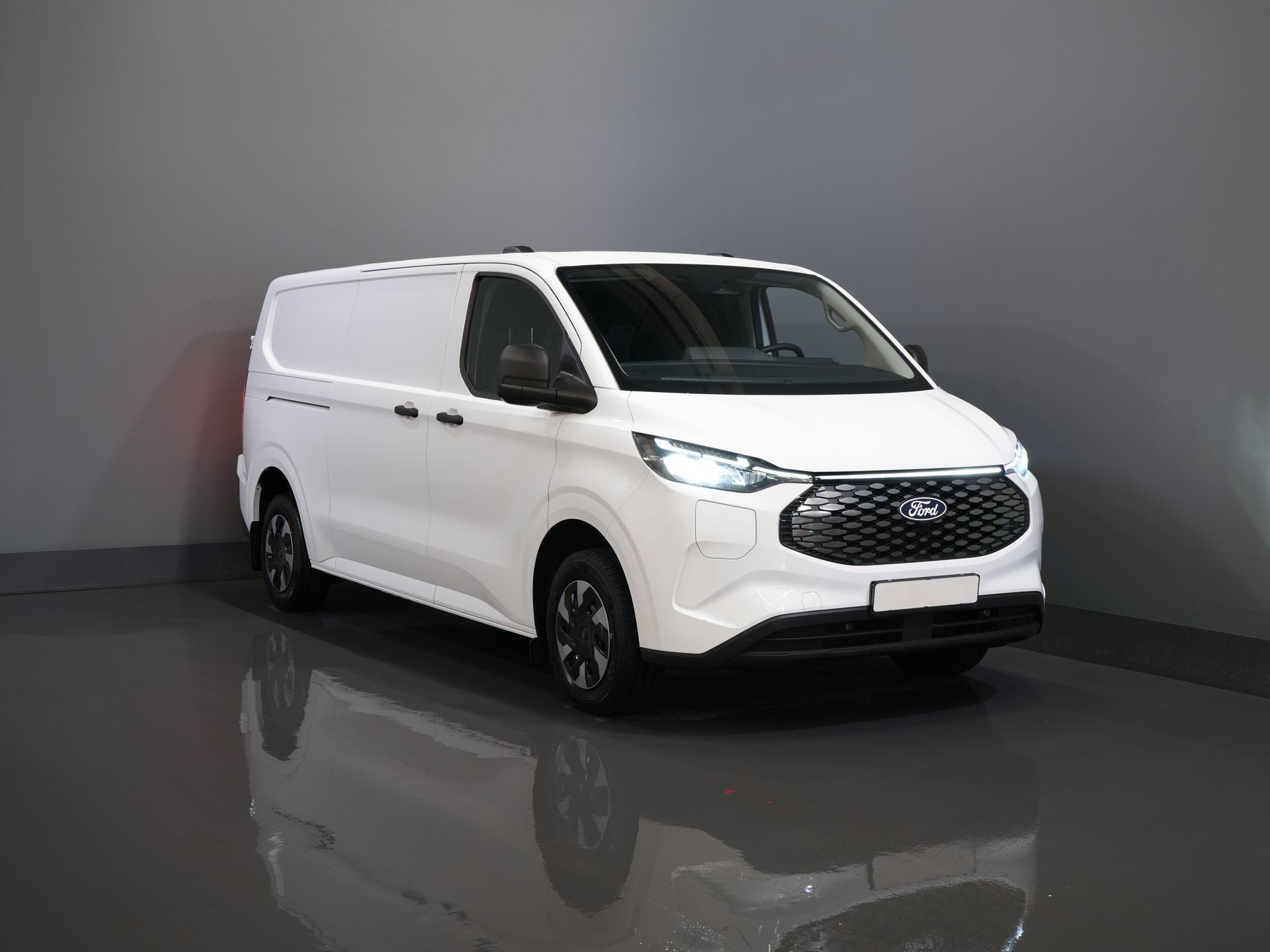 Ford E-Transit Custom Vans 340 L2 65 kWh 330 km WLTP 2.3t Amperaj remorcare/ Încărcător rapid/ LED/ Încălzire stand/ Volan/ Volan/ Parbriz/ Carplay/ Cameră/