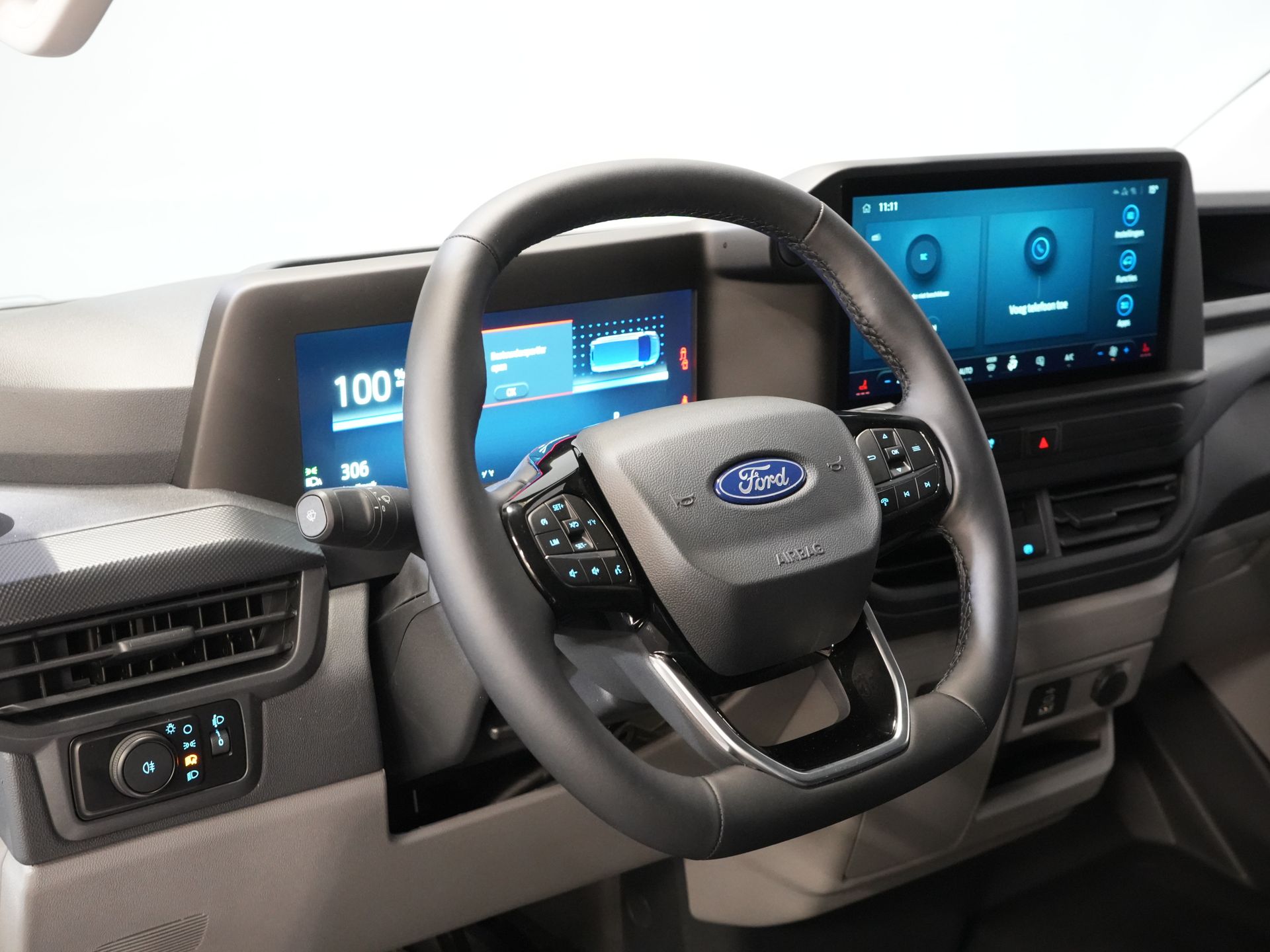 Ford E-Transit Custom Vans 340 L2 65 kWh 330 km WLTP 2.3t Amperaj remorcare/ Încărcător rapid/ LED/ Încălzire stand/ Volan/ Volan/ Parbriz/ Carplay/ Cameră/