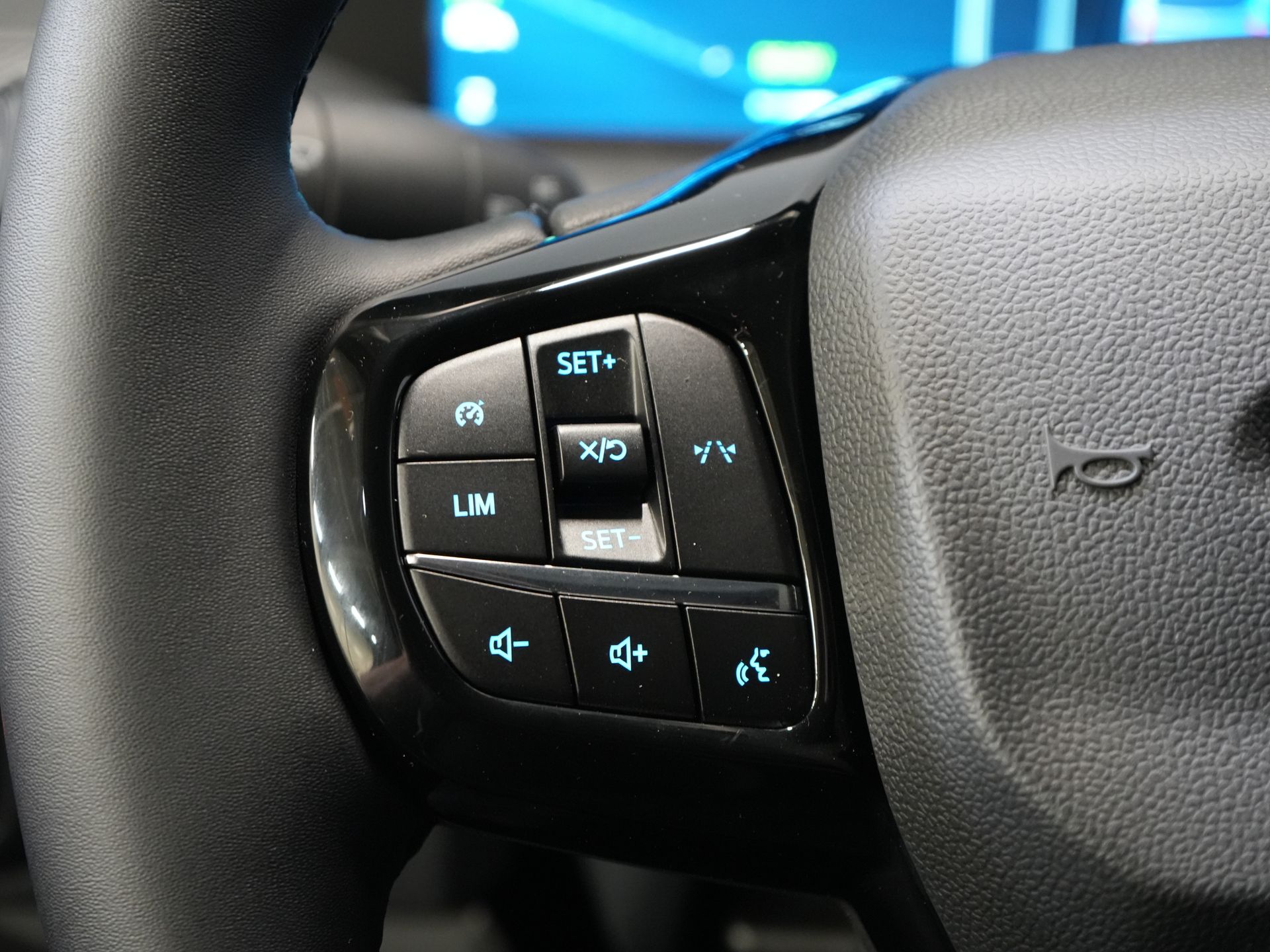 Ford E-Transit Custom Vans 340 L2 65 kWh 330 km WLTP 2.3t Amperaj remorcare/ Încărcător rapid/ LED/ Încălzire stand/ Volan/ Volan/ Parbriz/ Carplay/ Cameră/