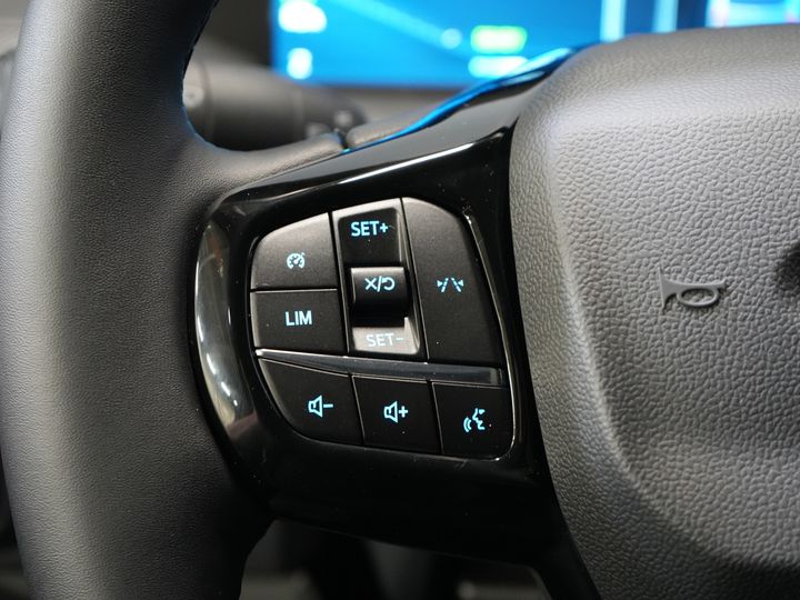 Ford E-Transit Custom Vans 340 L2 65 kWh 330 km WLTP 2.3t Amperaj remorcare/ Încărcător rapid/ LED/ Încălzire stand/ Volan/ Volan/ Parbriz/ Carplay/ Cameră/