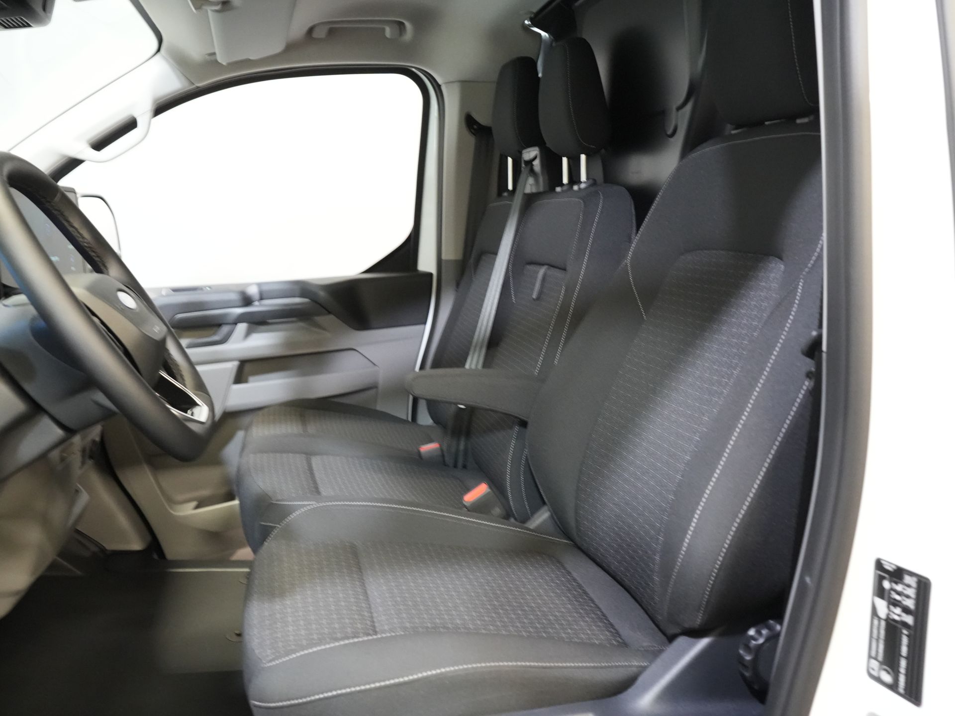 Ford E-Transit Custom Vans 340 L2 65 kWh 330 km WLTP 2.3t Amperaj remorcare/ Încărcător rapid/ LED/ Încălzire stand/ Volan/ Volan/ Parbriz/ Carplay/ Cameră/
