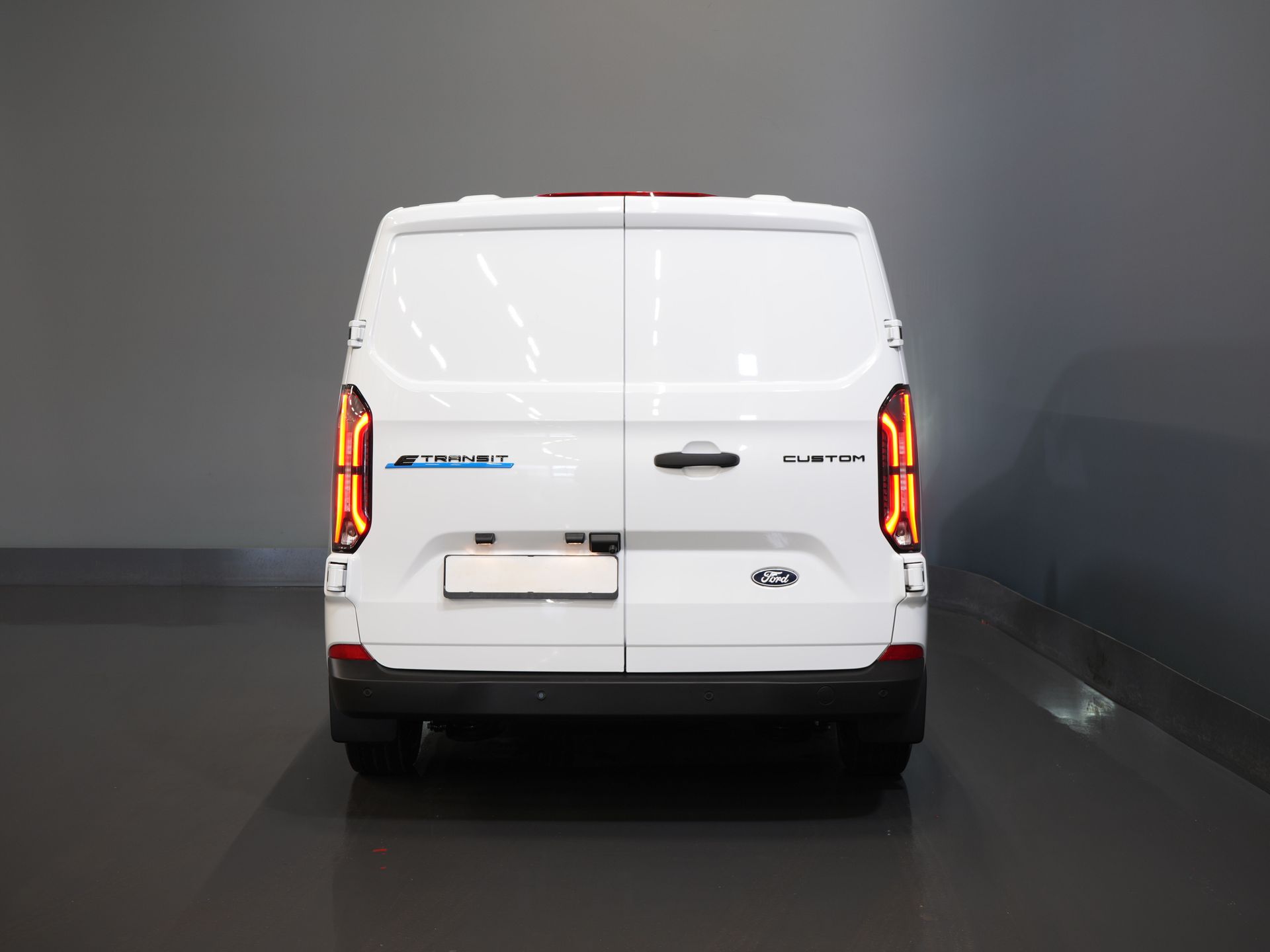 Ford E-Transit Custom Vans 340 L2 65 kWh 330 km WLTP 2.3t Amperaj remorcare/ Încărcător rapid/ LED/ Încălzire stand/ Volan/ Volan/ Parbriz/ Carplay/ Cameră/