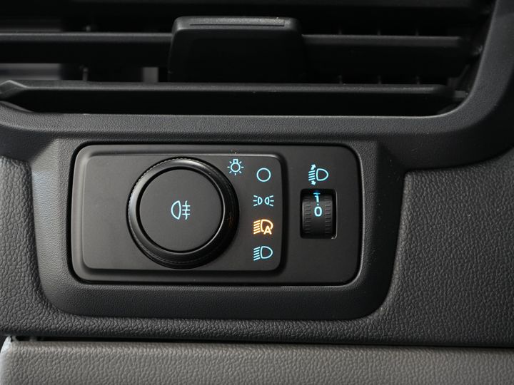 Ford E-Transit Custom Vans 340 L2 65 kWh 330 km WLTP 2.3t Amperaj remorcare/ Încărcător rapid/ LED/ Încălzire stand/ Volan/ Volan/ Parbriz/ Carplay/ Cameră/