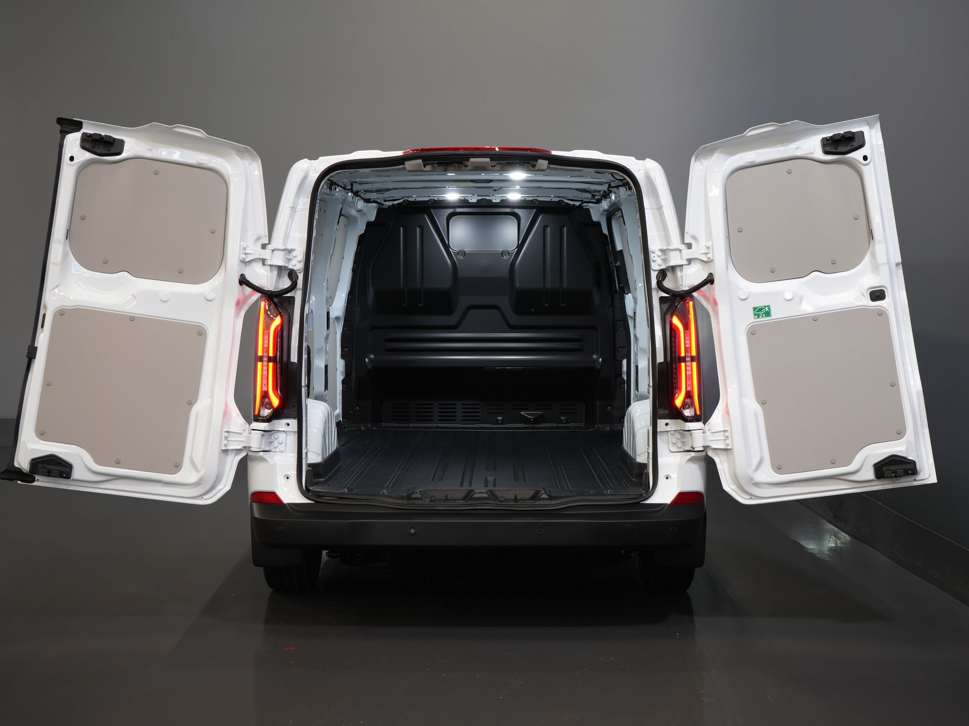 Ford E-Transit Custom Vans 340 L2 65 kWh 330 km WLTP 2.3t Amperaj remorcare/ Încărcător rapid/ LED/ Încălzire stand/ Volan/ Volan/ Parbriz/ Carplay/ Cameră/