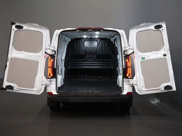 Ford E-Transit Custom Vans 340 L2 65 kWh 330 km WLTP 2.3t Amperaj remorcare/ Încărcător rapid/ LED/ Încălzire stand/ Volan/ Volan/ Parbriz/ Carplay/ Cameră/