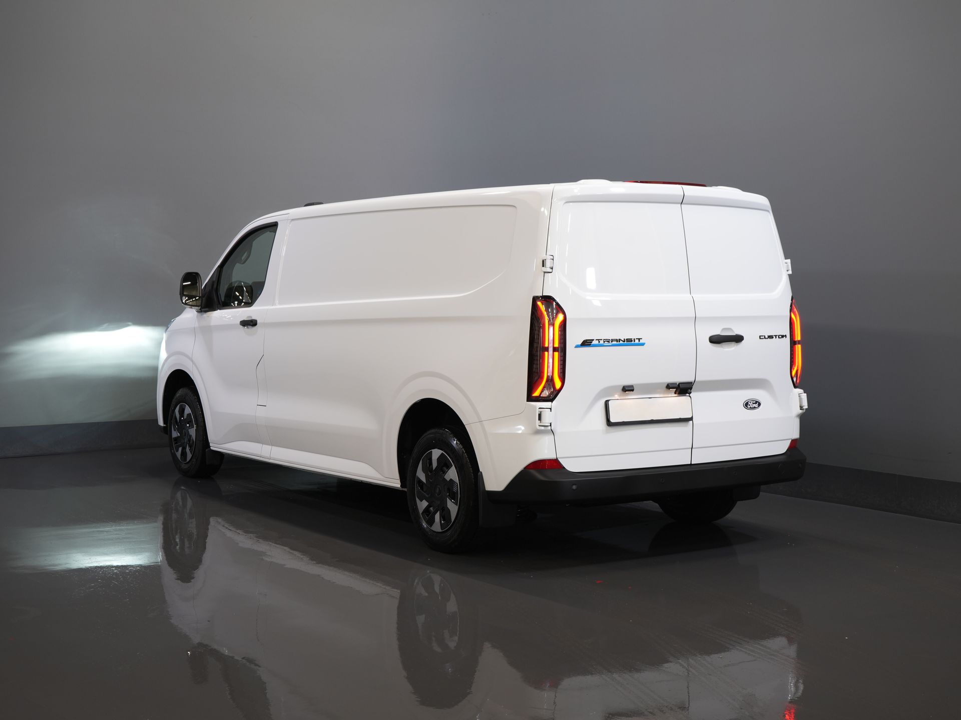 Ford E-Transit Custom Vans 340 L2 65 kWh 330 km WLTP 2.3t Amperaj remorcare/ Încărcător rapid/ LED/ Încălzire stand/ Volan/ Volan/ Parbriz/ Carplay/ Cameră/