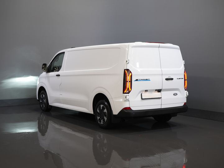 Ford E-Transit Custom Vans 340 L2 65 kWh 330 km WLTP 2.3t Amperaj remorcare/ Încărcător rapid/ LED/ Încălzire stand/ Volan/ Volan/ Parbriz/ Carplay/ Cameră/