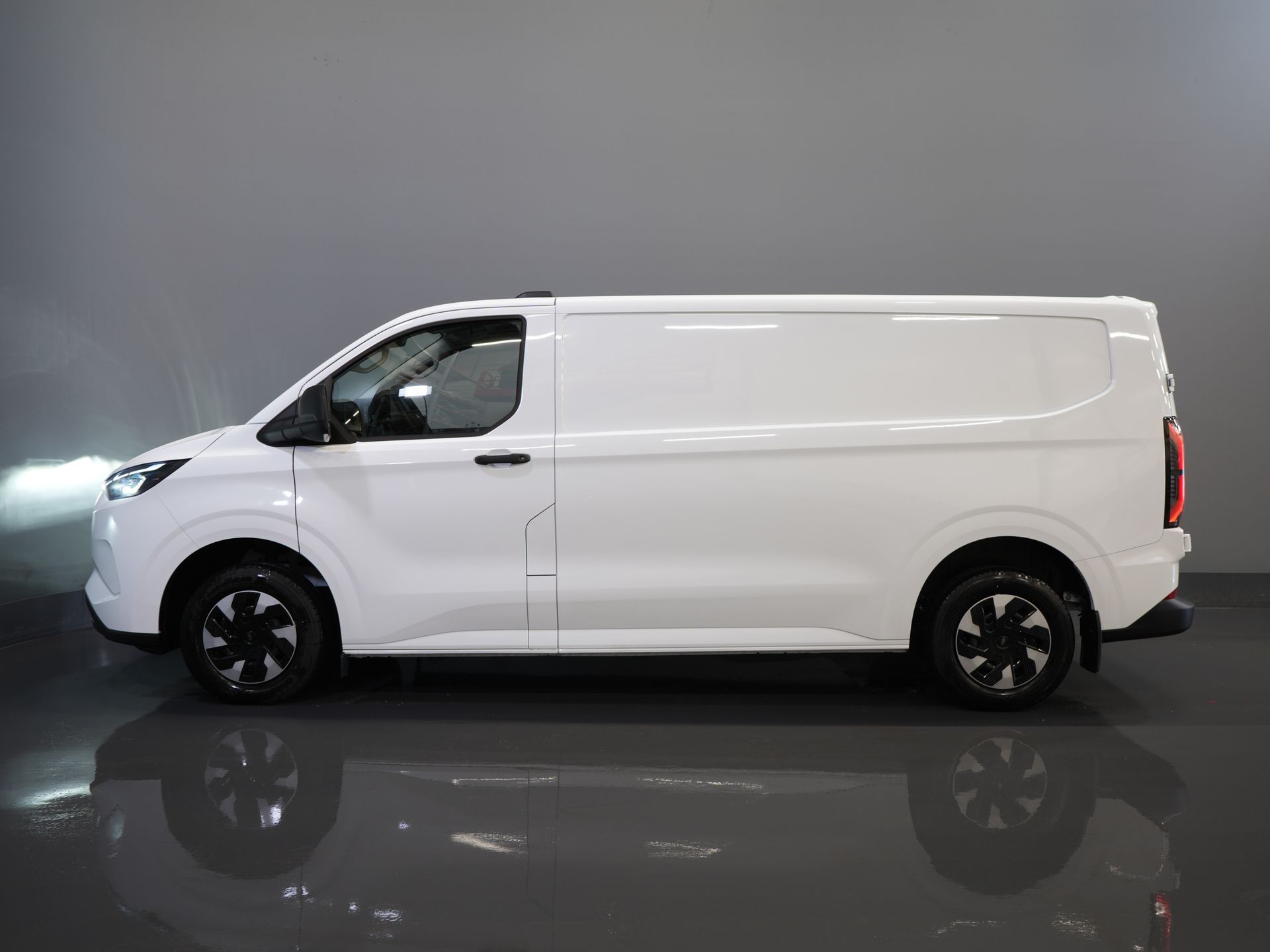 Ford E-Transit Custom Vans 340 L2 65 kWh 330 km WLTP 2.3t Amperaj remorcare/ Încărcător rapid/ LED/ Încălzire stand/ Volan/ Volan/ Parbriz/ Carplay/ Cameră/
