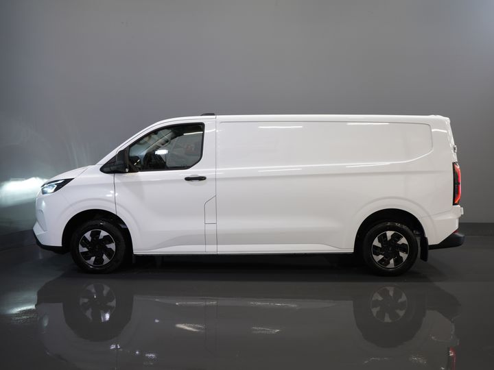 Ford E-Transit Custom Vans 340 L2 65 kWh 330 km WLTP 2.3t Amperaj remorcare/ Încărcător rapid/ LED/ Încălzire stand/ Volan/ Volan/ Parbriz/ Carplay/ Cameră/