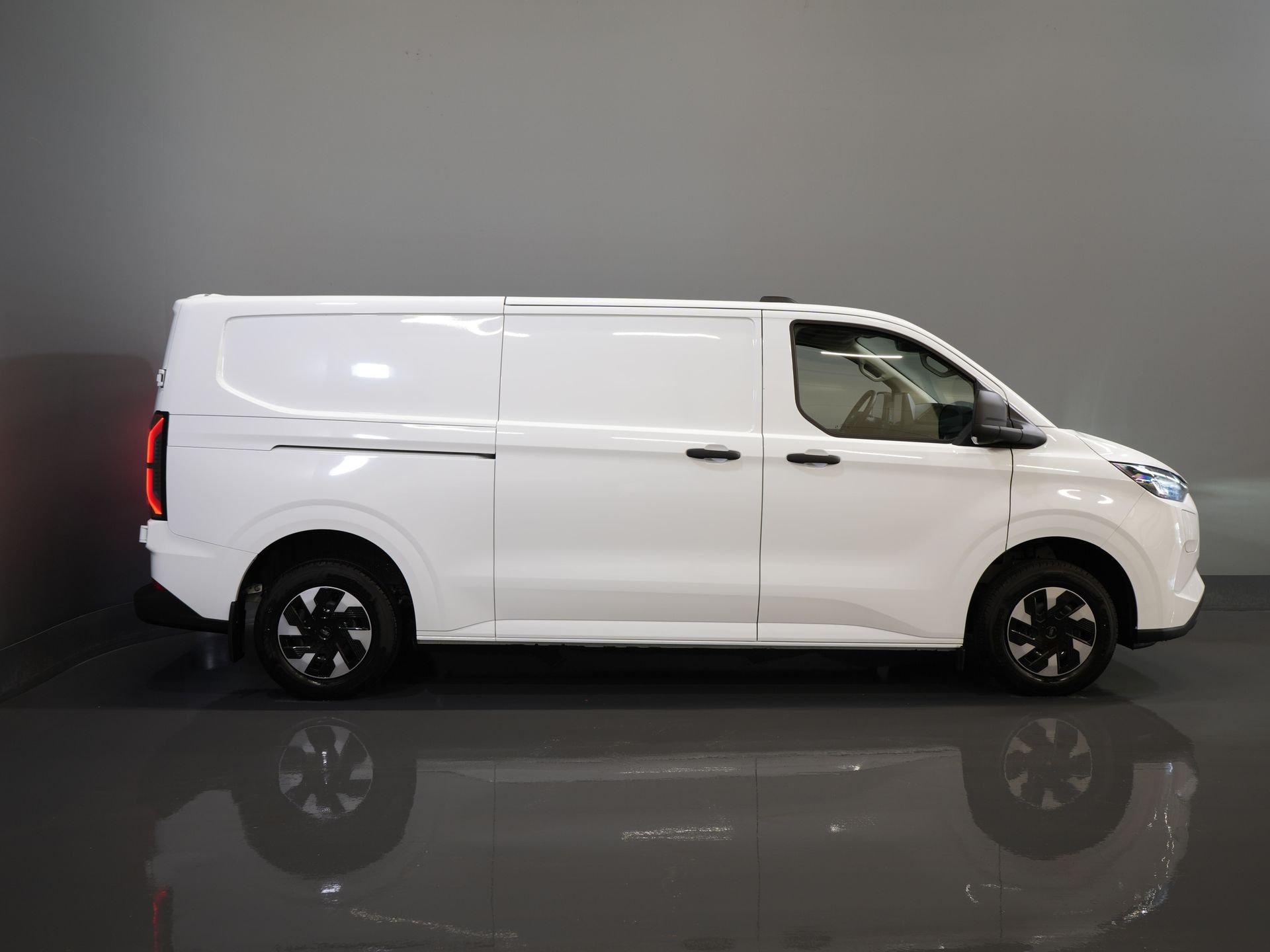 Ford E-Transit Custom Vans 340 L2 65 kWh 330 km WLTP 2.3t Amperaj remorcare/ Încărcător rapid/ LED/ Încălzire stand/ Volan/ Volan/ Parbriz/ Carplay/ Cameră/