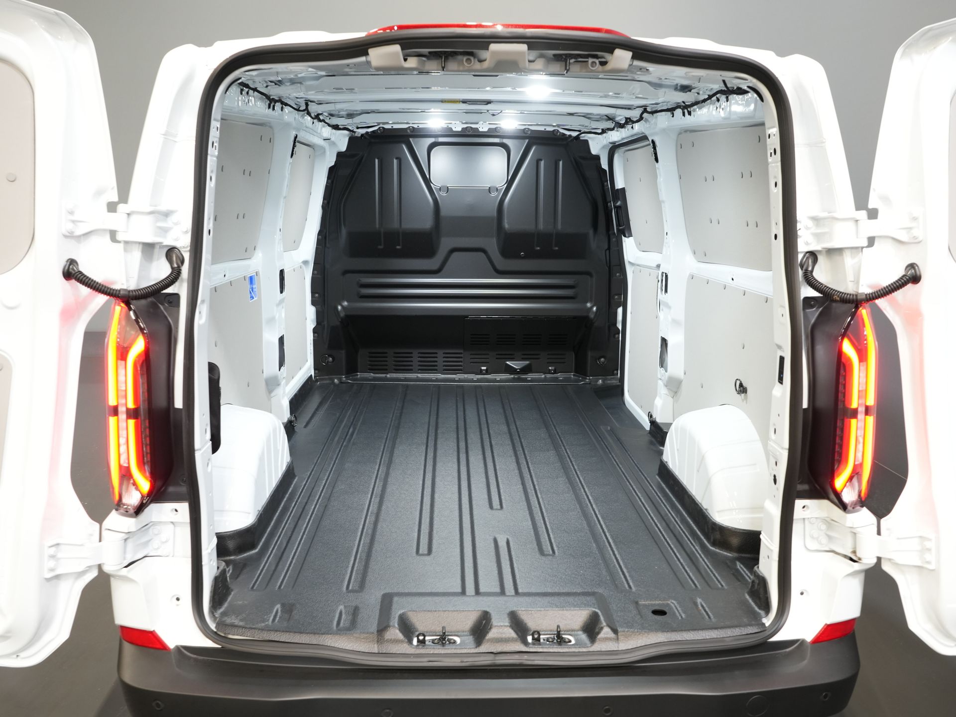 Ford E-Transit Custom Vans 340 L2 65 kWh 330 km WLTP 2.3t Amperaj remorcare/ Încărcător rapid/ LED/ Încălzire stand/ Volan/ Volan/ Parbriz/ Carplay/ Cameră/