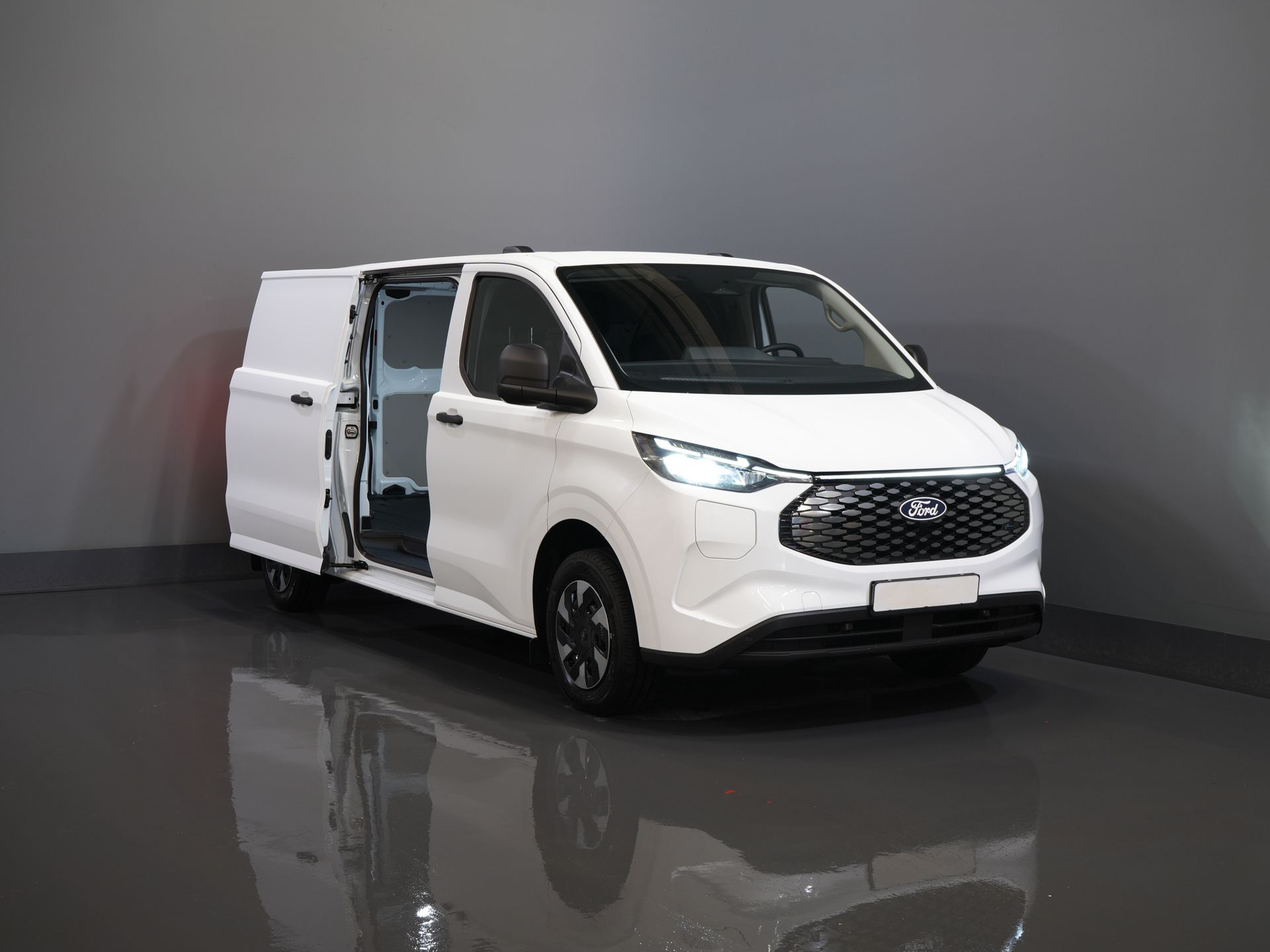 Ford E-Transit Custom Vans 340 L2 65 kWh 330 km WLTP 2.3t Amperaj remorcare/ Încărcător rapid/ LED/ Încălzire stand/ Volan/ Volan/ Parbriz/ Carplay/ Cameră/
