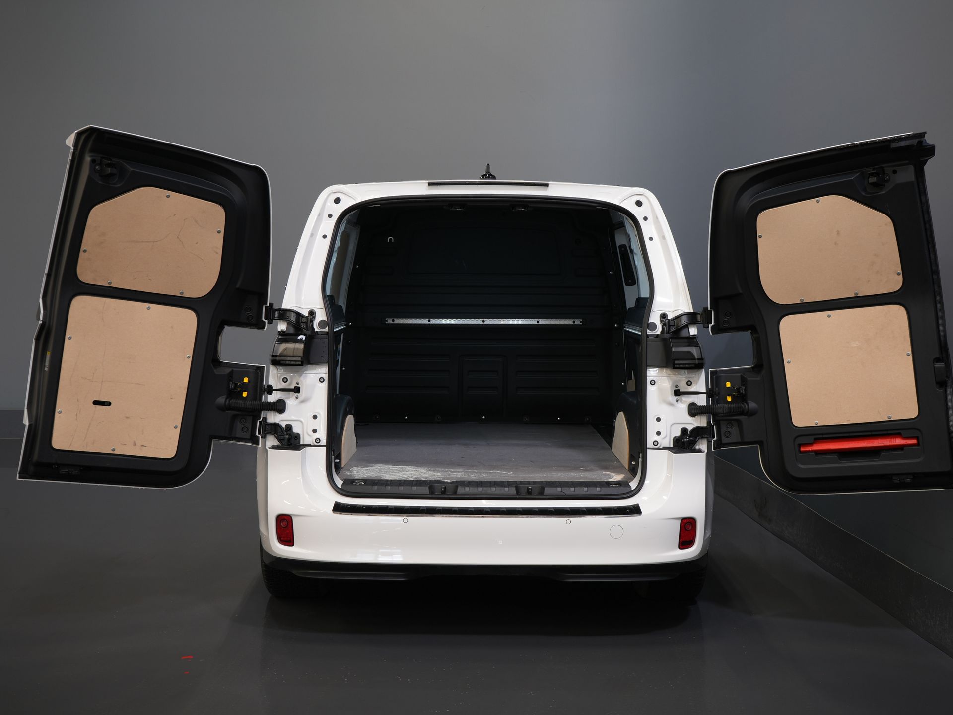 Volkswagen ID. Buzz Van Cargo 77 kWh 423km WLTP LED/ Climă/ Carplay/ Adapt. Cruise/ Seatverw./ Cameră/ PDC