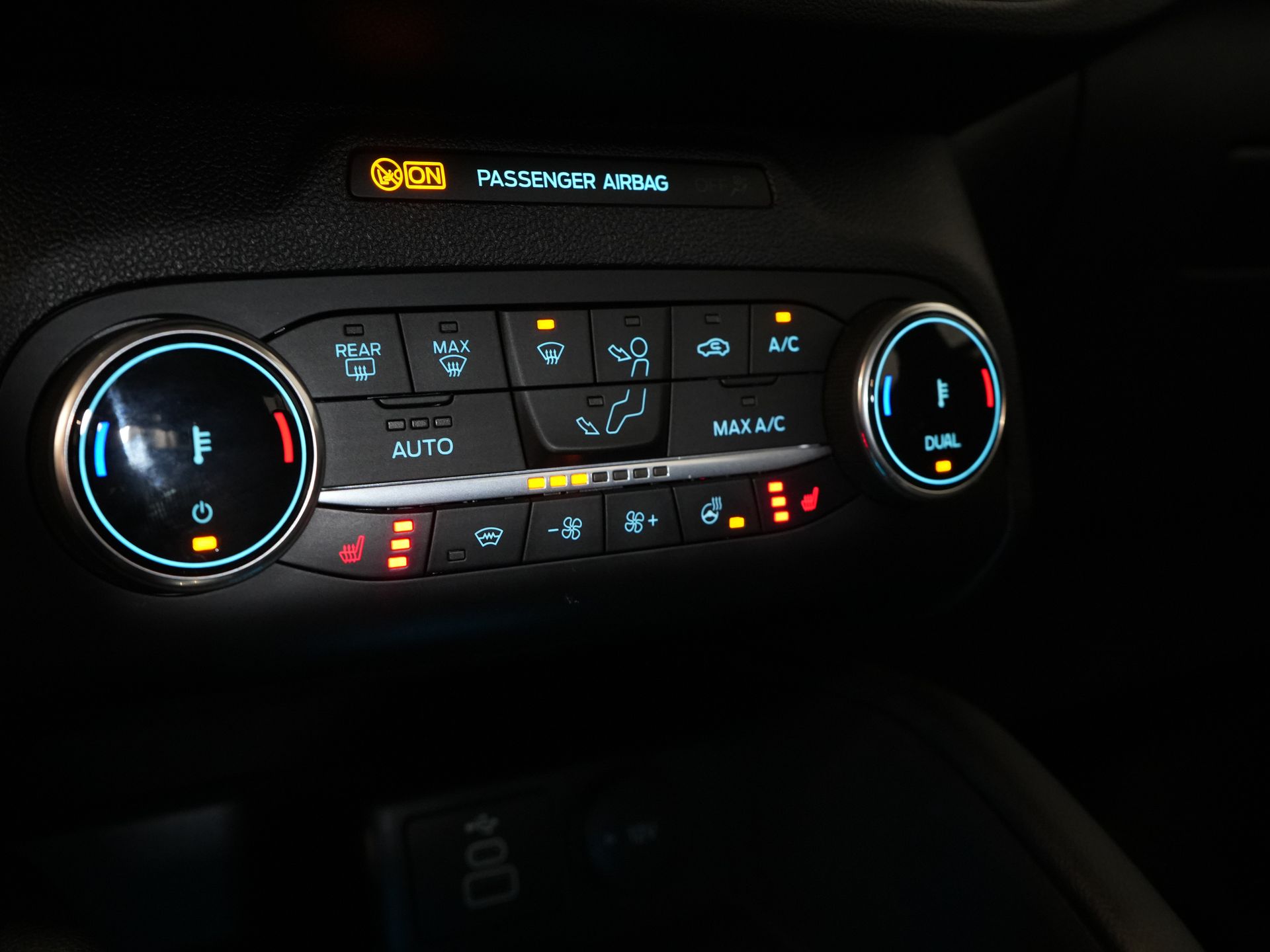 Ford Kuga SUV 2.5 PHEV 225 KM Titanium Navi/ Carplay/Podgrzewane fotele/Podgrzewana kierownica/ Kamera/ PDC/ Klimatyzacja