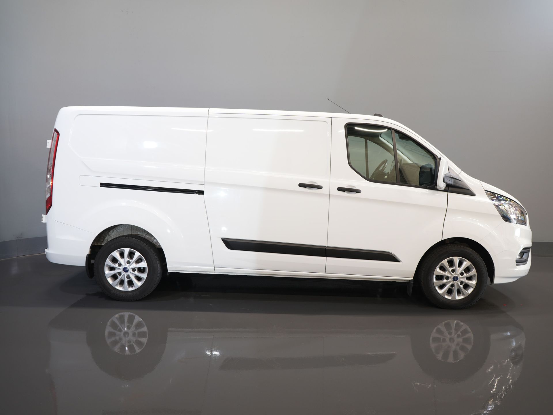 Ford Transit Custom Van 300 2.0 TDCI 130 CP Aut. L2 BPM GRATUIT! Ready2Go 2x Ușă glisantă/ Încălzire stand/ Încălzire scaune/ Carplay/ Cruise/ PDC V+A/ Cameră