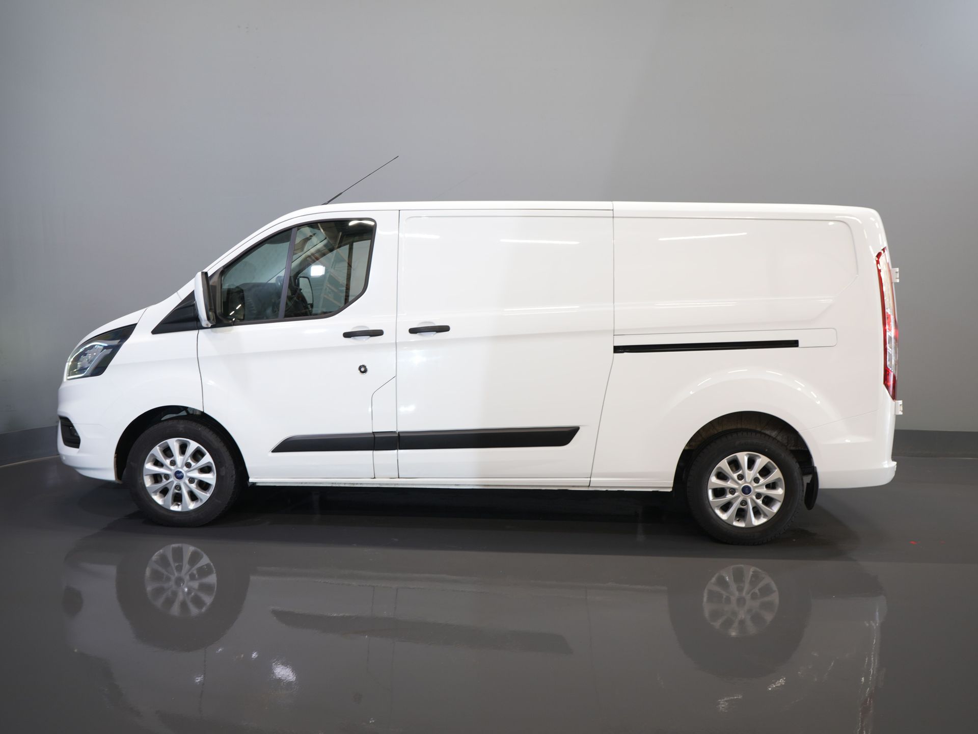 Ford Transit Custom Van 300 2.0 TDCI 130 CP Aut. L2 BPM GRATUIT! Ready2Go 2x Ușă glisantă/ Încălzire stand/ Încălzire scaune/ Carplay/ Cruise/ PDC V+A/ Cameră