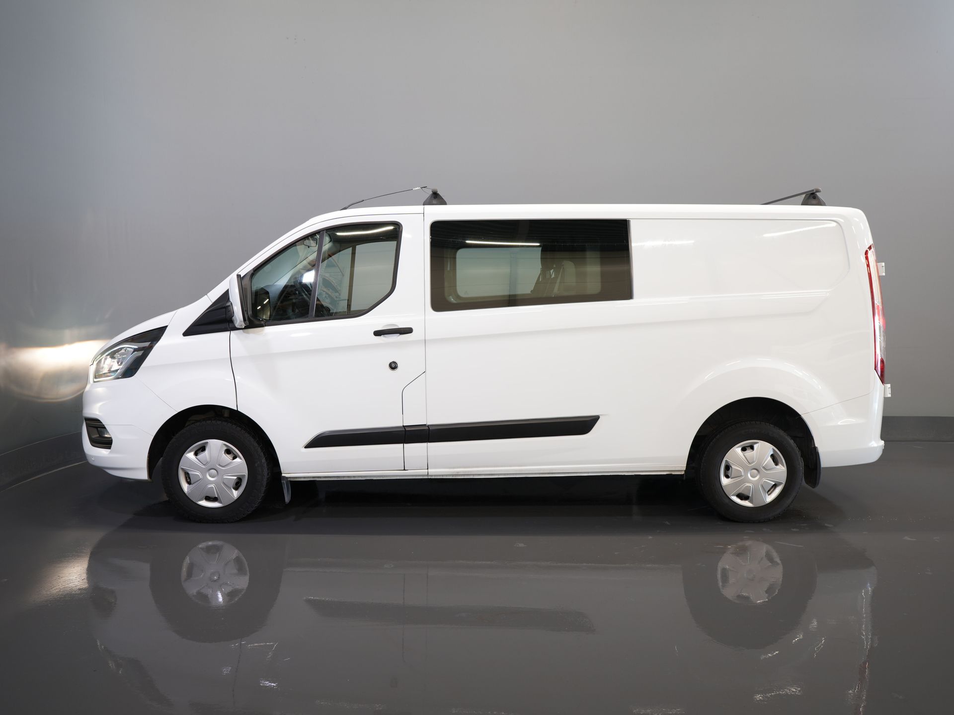 Ford Transit Custom Bestelbus 2.0 TDCI L2 Trend DC Dubbel Cabine BPM VRIJ! Stoelverw./ Carplay/ 2.7t Trekverm./ Navi/ PDC/ Cruise