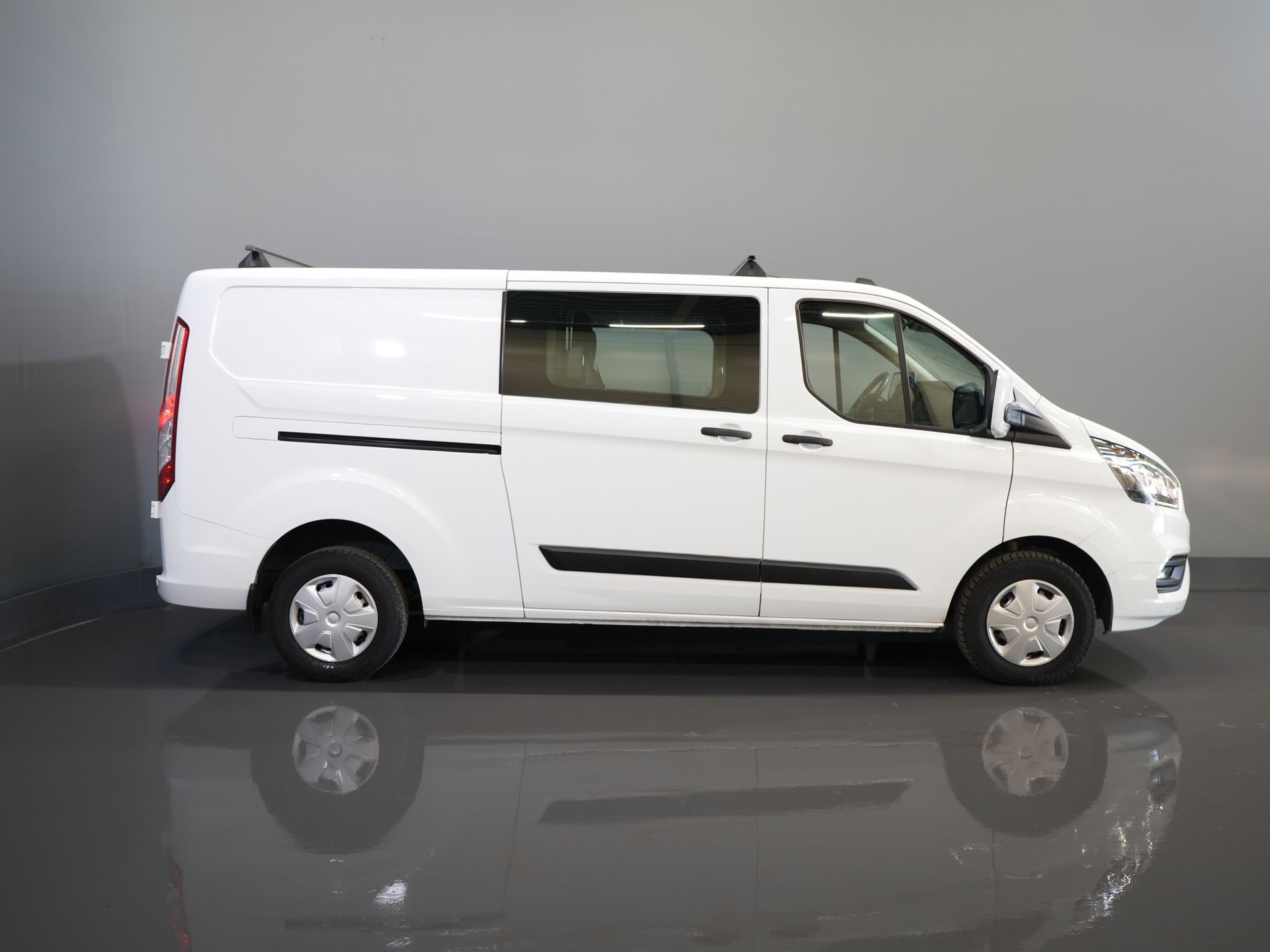 Ford Transit Custom Bestelbus 2.0 TDCI L2 Trend DC Dubbel Cabine BPM VRIJ! Stoelverw./ Carplay/ 2.7t Trekverm./ Navi/ PDC/ Cruise