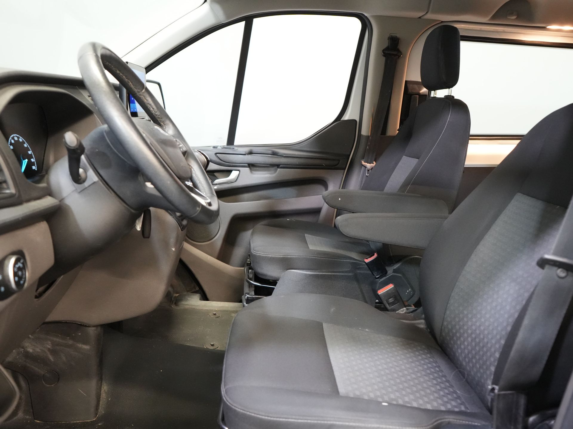 Ford Transit Custom Bestelbus 2.0 TDCI L2 Trend DC Dubbel Cabine BPM VRIJ! Stoelverw./ Carplay/ 2.7t Trekverm./ Navi/ PDC/ Cruise