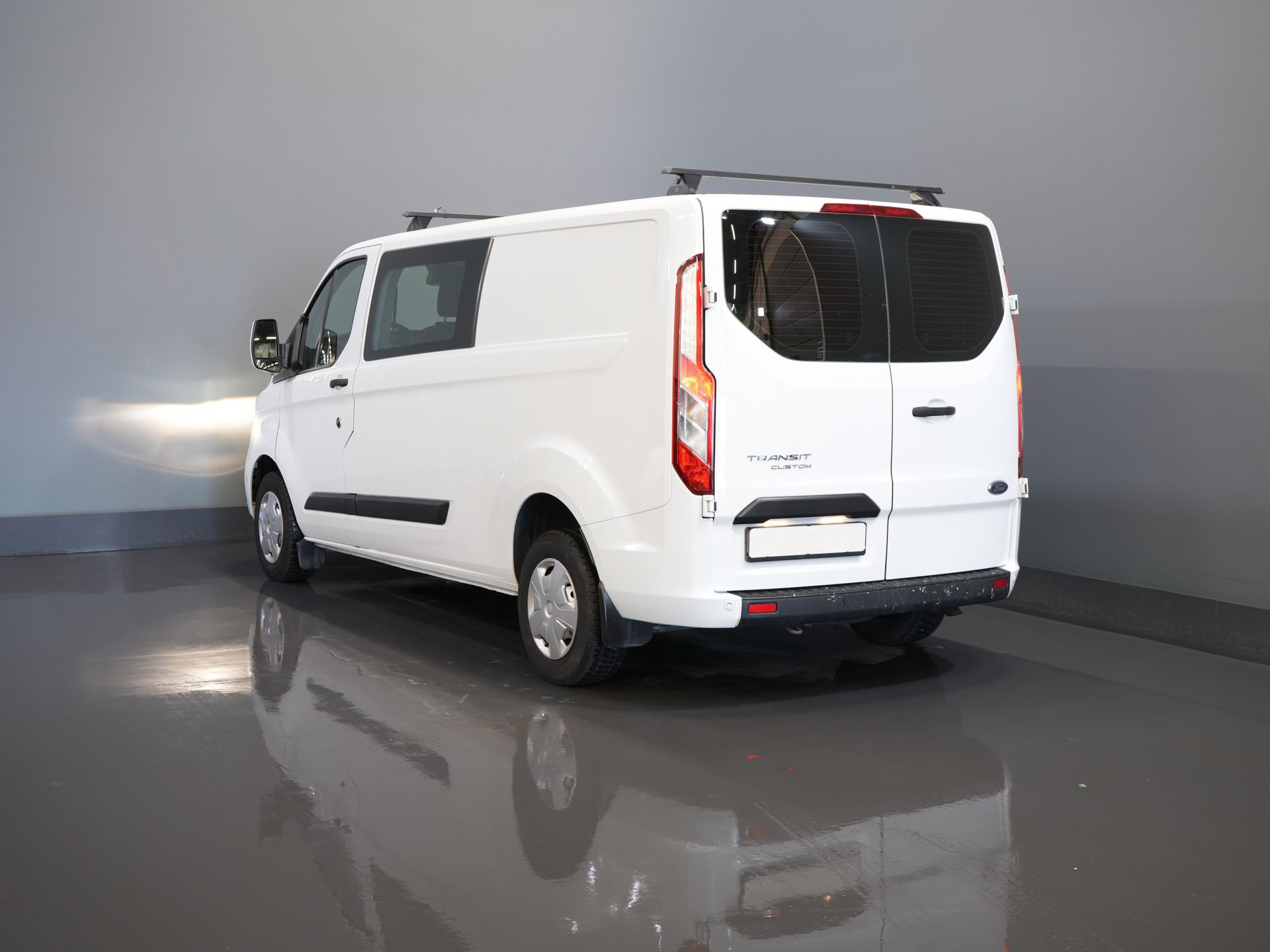 Ford Transit Custom Bestelbus 2.0 TDCI L2 Trend DC Dubbel Cabine BPM VRIJ! Stoelverw./ Carplay/ 2.7t Trekverm./ Navi/ PDC/ Cruise
