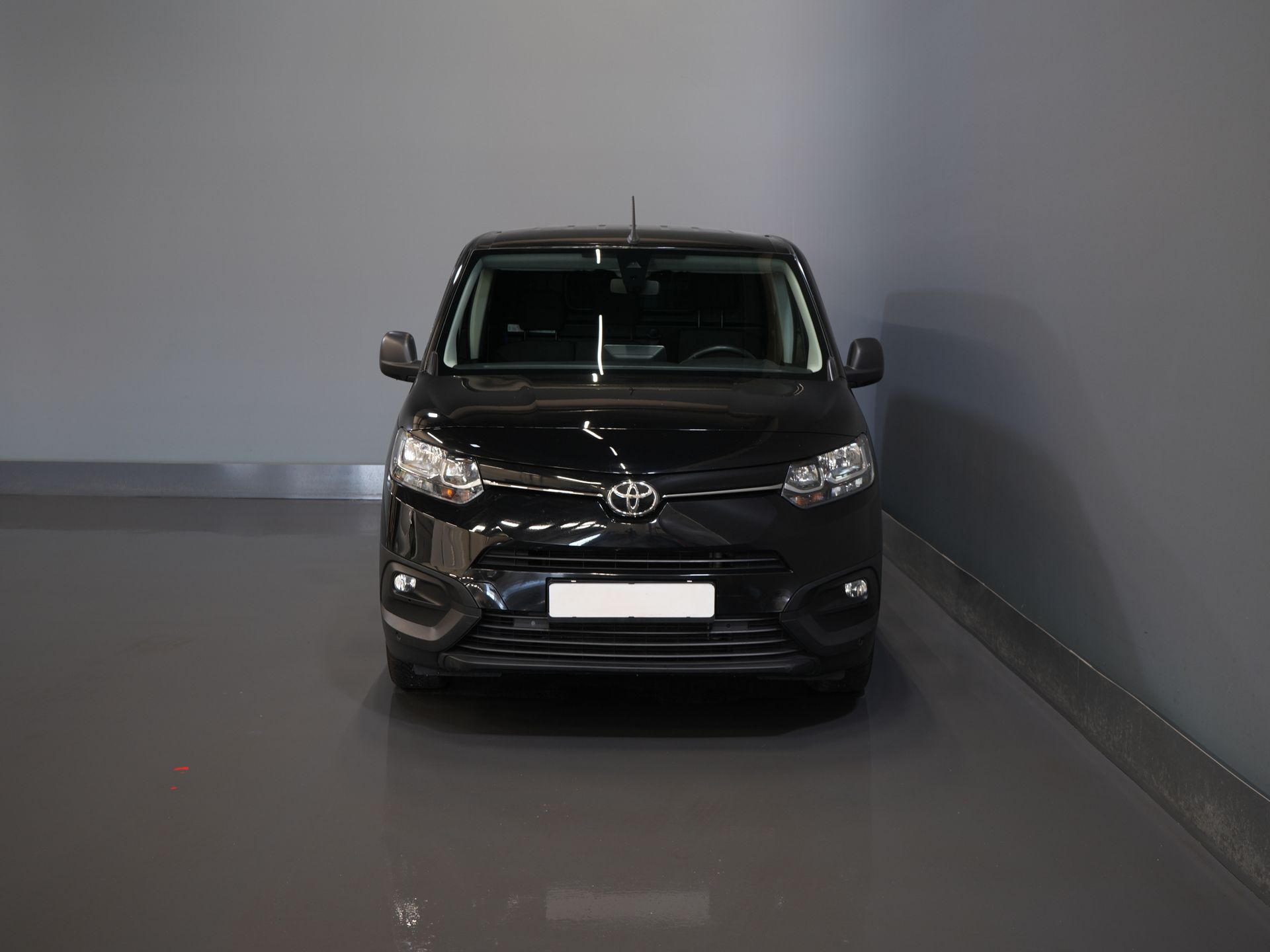 Toyota PROACE CITY Bestelbus 1.2 Turbo 130 pk Aut. L2 Benzine BPM VRIJ! 3Pers./ Carplay/ Camera/ LMV/ PDC/ Airco/ Cruise