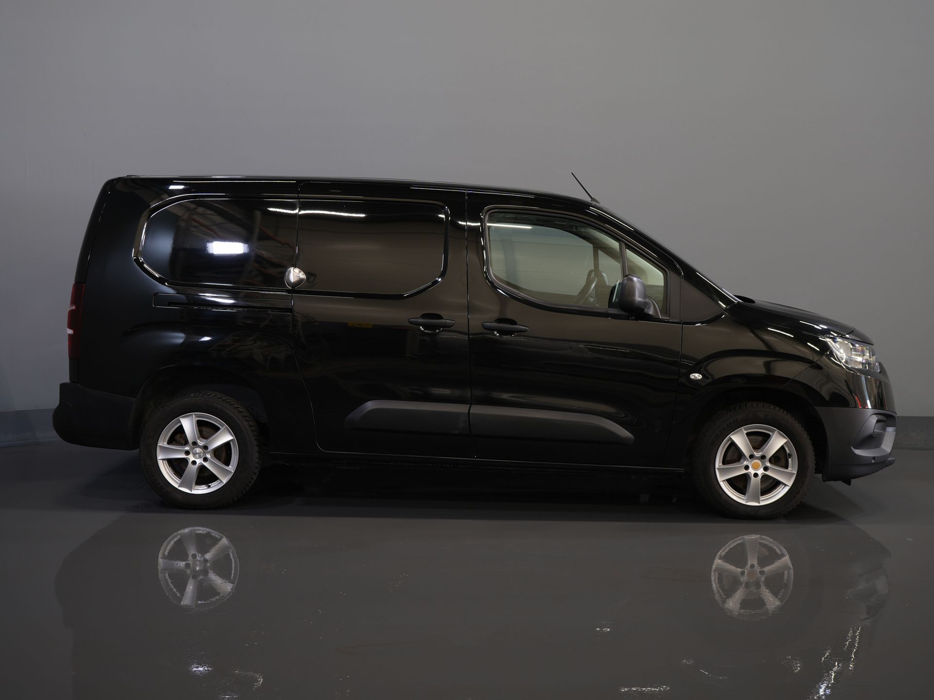 Toyota PROACE CITY Bestelbus 1.2 Turbo 130 pk Aut. L2 Benzine BPM VRIJ! 3Pers./ Carplay/ Camera/ LMV/ PDC/ Airco/ Cruise