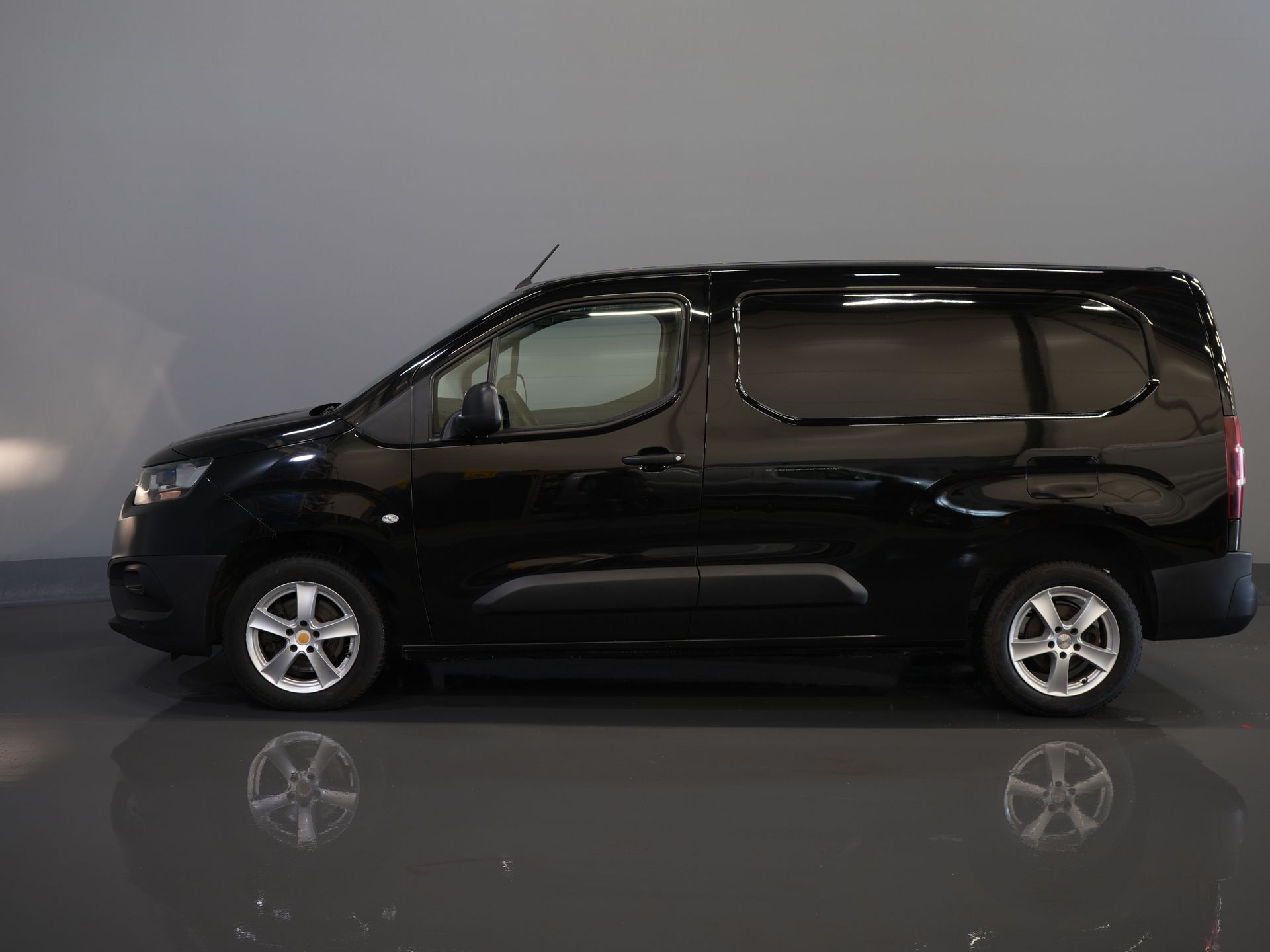 Toyota PROACE CITY Bestelbus 1.2 Turbo 130 pk Aut. L2 Benzine BPM VRIJ! 3Pers./ Carplay/ Camera/ LMV/ PDC/ Airco/ Cruise