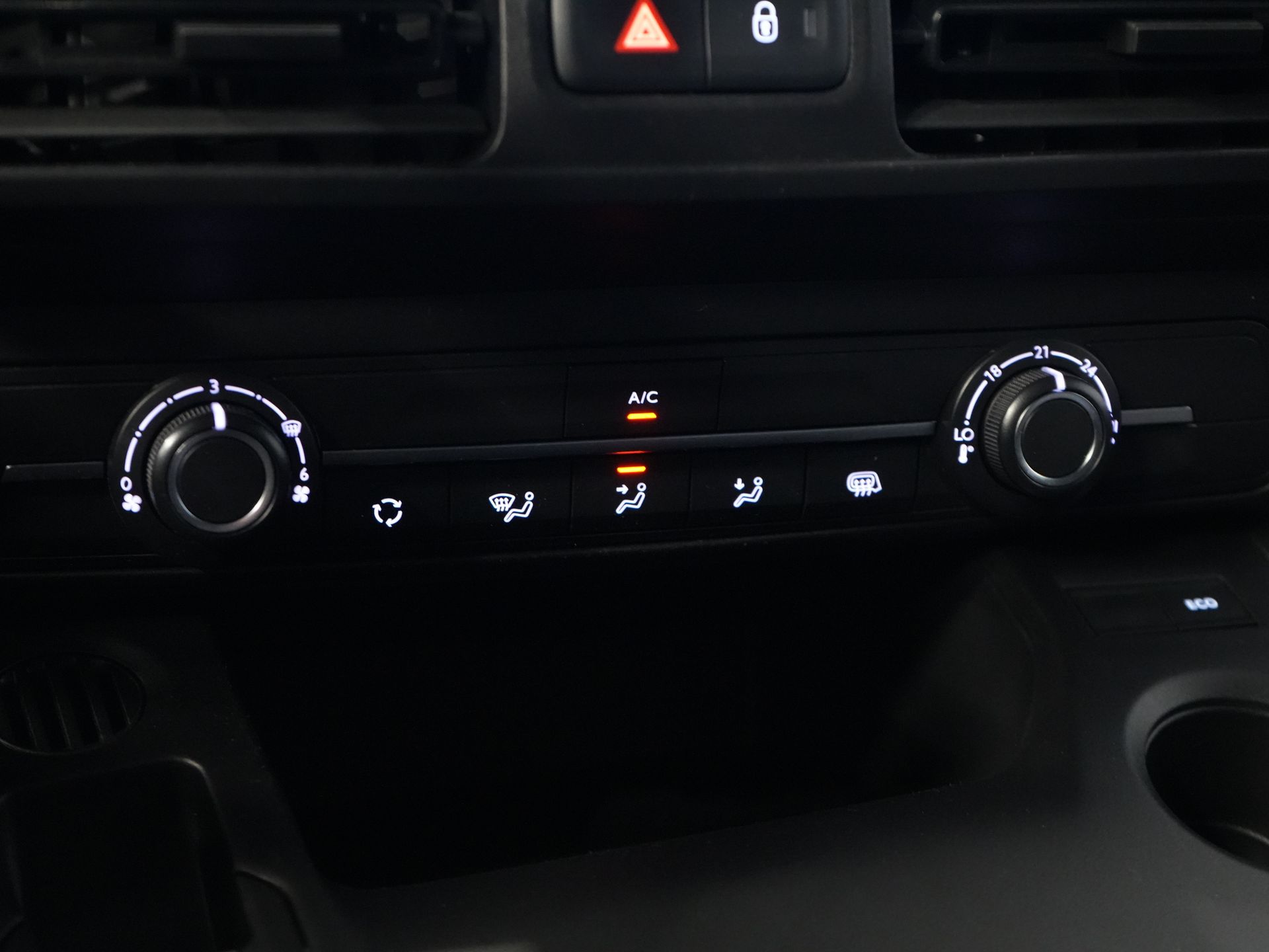Toyota PROACE CITY Bestelbus 1.2 Turbo 130 pk Aut. L2 Benzine BPM VRIJ! 3Pers./ Carplay/ Camera/ LMV/ PDC/ Airco/ Cruise