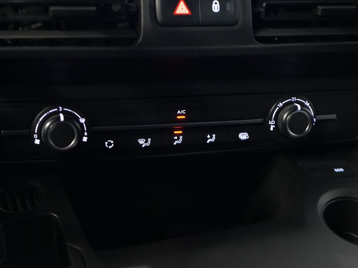 Toyota PROACE CITY Bestelbus 1.2 Turbo 130 pk Aut. L2 Benzine BPM VRIJ! 3Pers./ Carplay/ Camera/ LMV/ PDC/ Airco/ Cruise