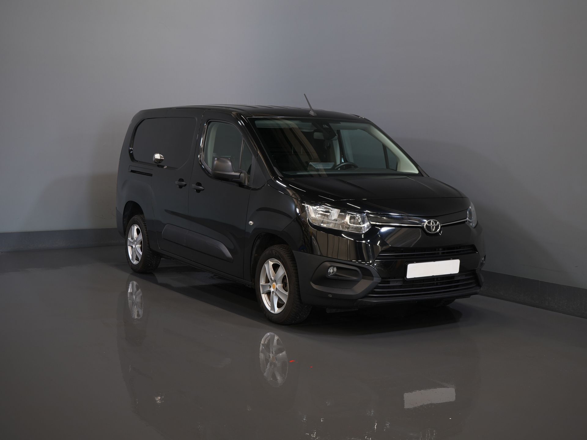 Toyota PROACE CITY Bestelbus 1.2 Turbo 130 pk Aut. L2 Benzine BPM VRIJ! 3Pers./ Carplay/ Camera/ LMV/ PDC/ Airco/ Cruise