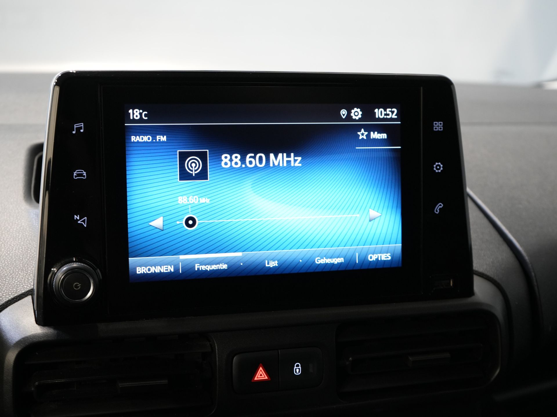 Toyota PROACE CITY Bestelbus 1.2 Turbo 130 pk Aut. L2 Benzine BPM VRIJ! 3Pers./ Carplay/ Camera/ LMV/ PDC/ Airco/ Cruise