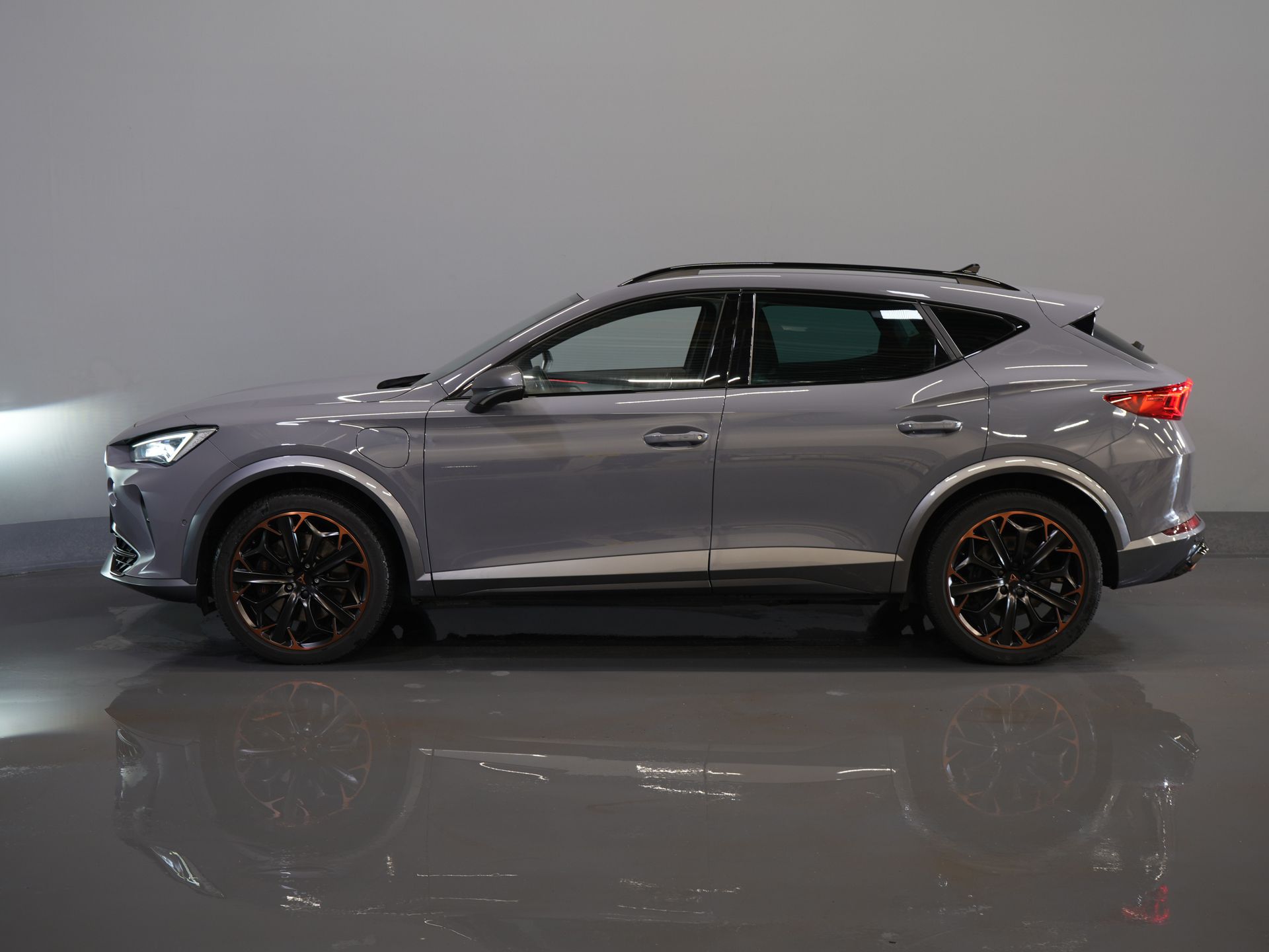 CUPRA Formentor SUV 1.4 e-Hybrid 245 CV VZ Performance Edition Cuero/ Carbono Asientos Bucket/ Matrix/ Adapt. Cruise/ Carplay/ Camera/ Seatverw./ Steeringv