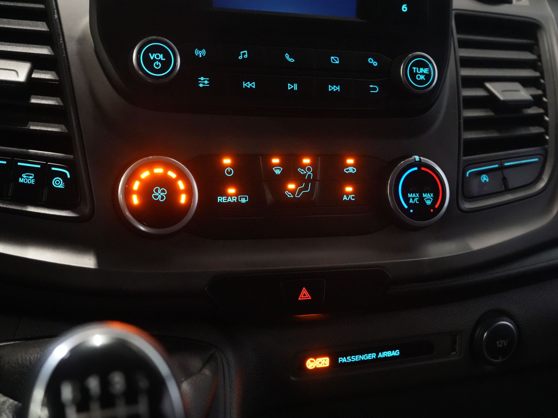 Ford Transit Custom Passenger Tourneo 2.0 TDCI €33.207 inkl. MwSt./BPM Trend Combi/ Kombi/ 9 Personen/ 9 P/ Cruise/ PDC/ Airco
