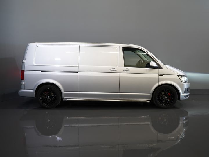 Volkswagen Transporter Van 2.0 TDI 140 ch DSG Aut. L2 Highline BPM FREE ! LED/ 2x porte coulissante/ Chauffage de siège/ Chauffage de béquille/ Ceinture V.V./ Sidebars/ 18''LMV/ Camera/ 