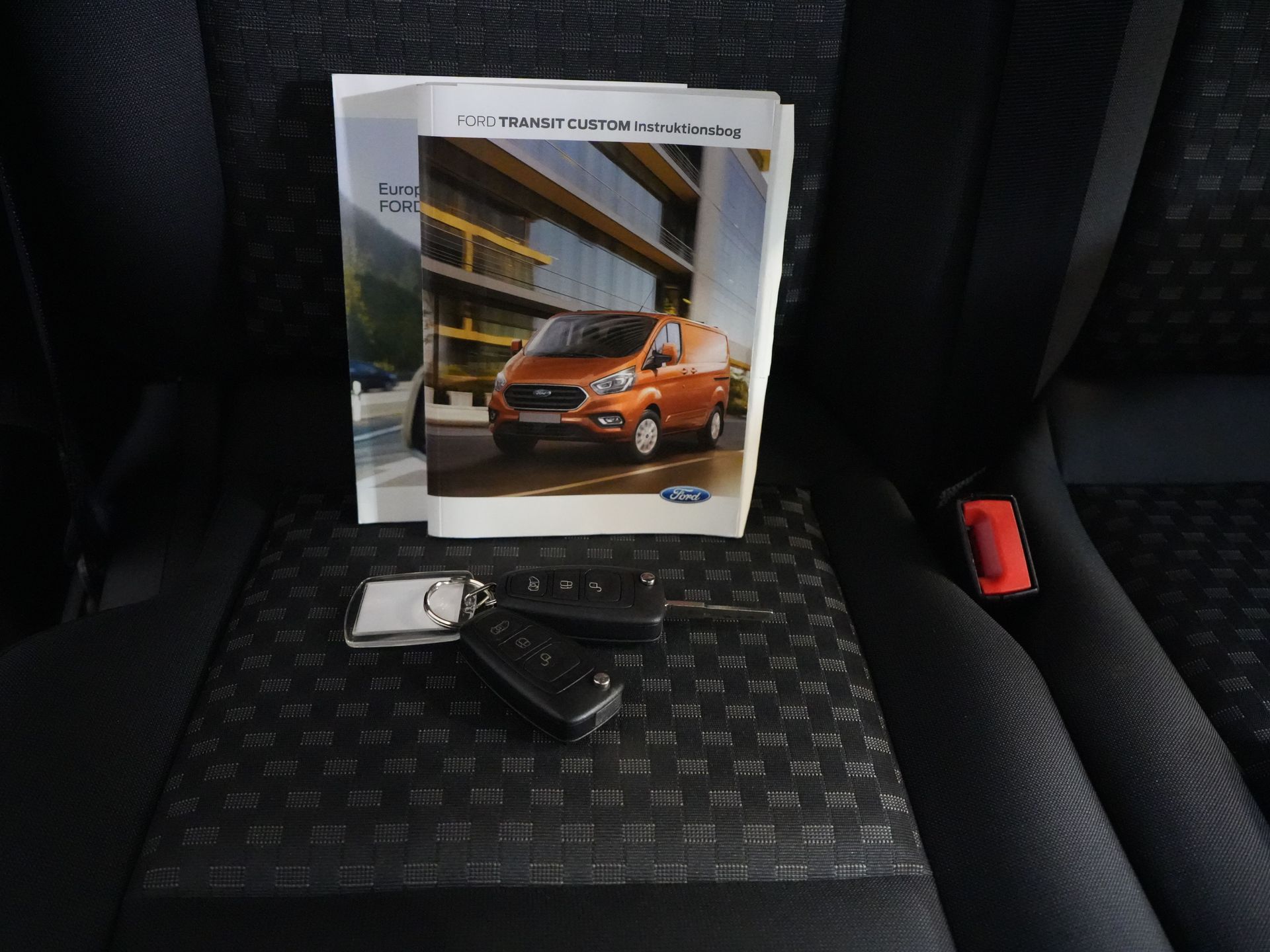 Ford Transit Custom Van 2.0 TDCI 130 CV Aut. BPM ¡GRATIS! ¡Ready2Go! BOTT Interior L+R/ Cinturón V.V/ Inversor/ Gev.Stoel/ Stoelverw./ Cruise/ PDC/ Towbar/ 