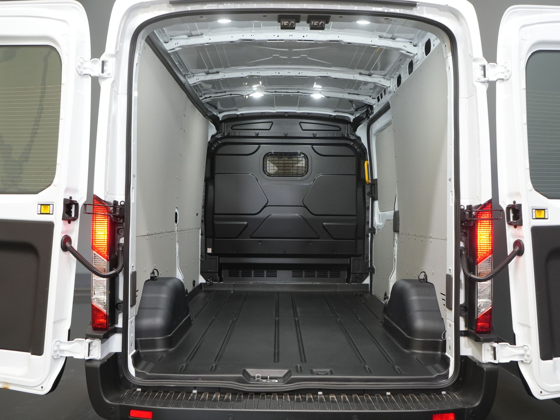 Ford Transit Bestelbus 350 2.0 TDCI 130 pk Aut. L3H2 Trend BPM VRIJ/ Cruise/ PDC V+A/ DAB/ Airco