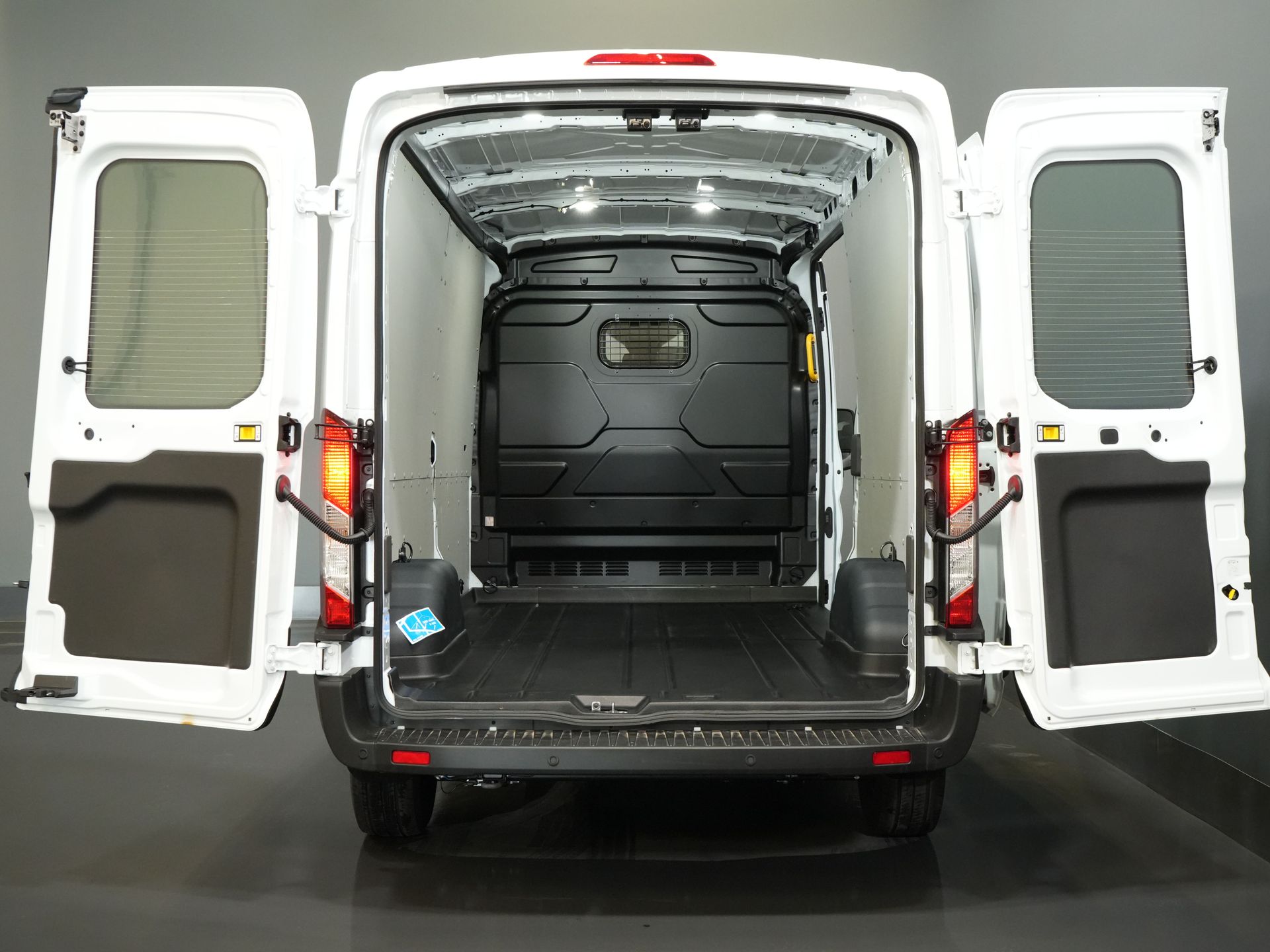 Ford Transit Bestelbus 350 2.0 TDCI 130 pk Aut. L3H2 Trend BPM VRIJ/ Cruise/ PDC V+A/ DAB/ Airco