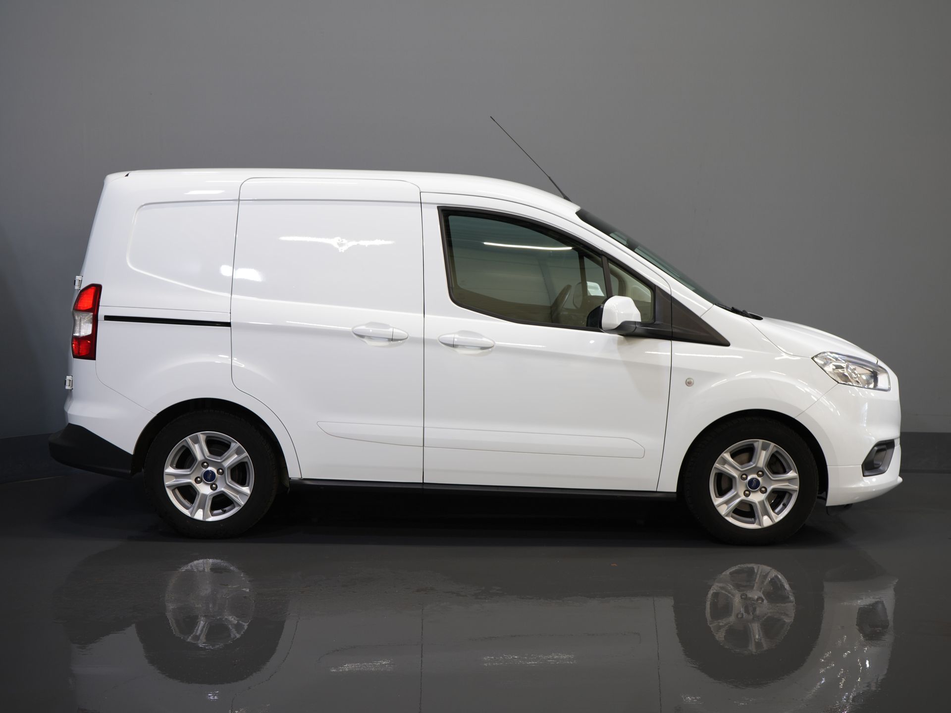 Ford Transit Courier Bestelbus 1.0 EcoBoost 100pk Limited BENZINE BPM VRIJ! Carplay/ Camera/ Climate/ Cruise/ PDC/ LMV/ DAB