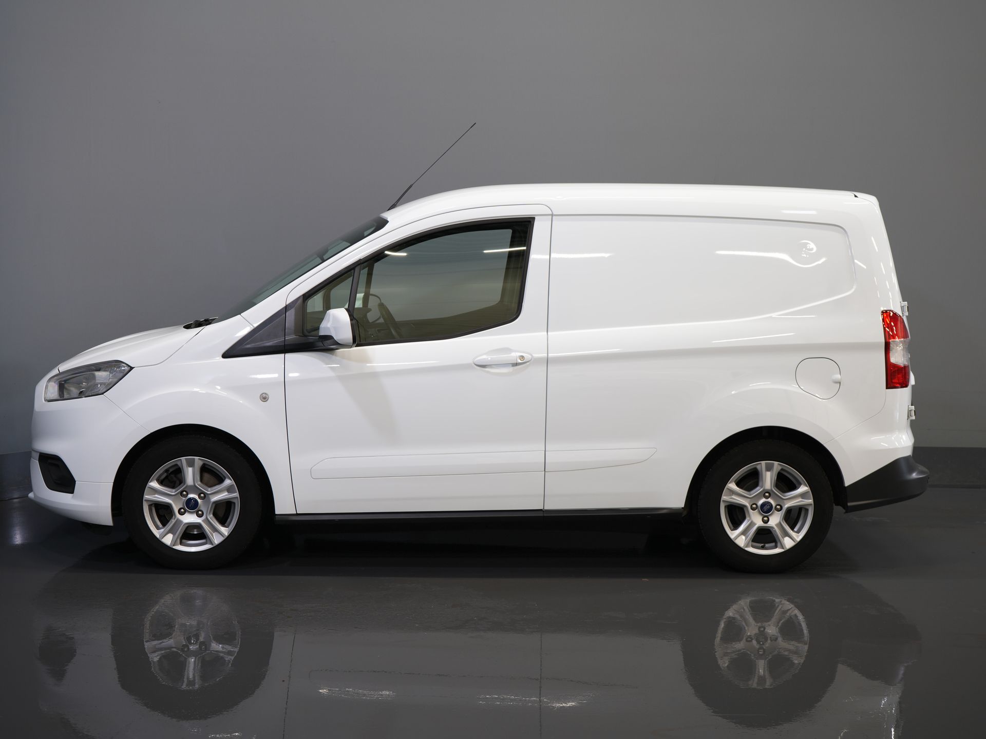 Ford Transit Courier Bestelbus 1.0 EcoBoost 100pk Limited BENZINE BPM VRIJ! Carplay/ Camera/ Climate/ Cruise/ PDC/ LMV/ DAB