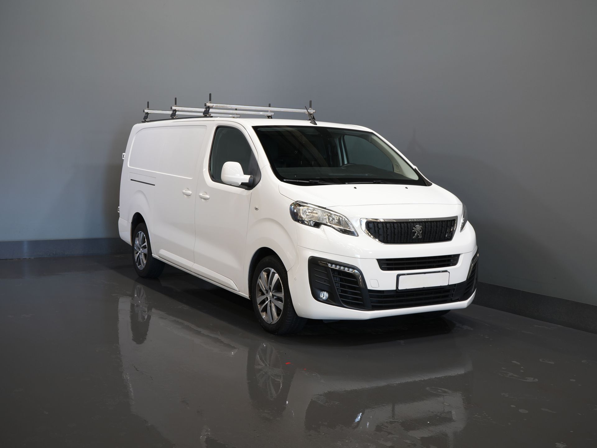 Peugeot Expert Bestelbus 2.0 HDI 120 pk L3 BPM VRIJ! 2.5t Trekverm./ Carplay/ Navi/ Camera/ PDC/ Cruise/ Airco