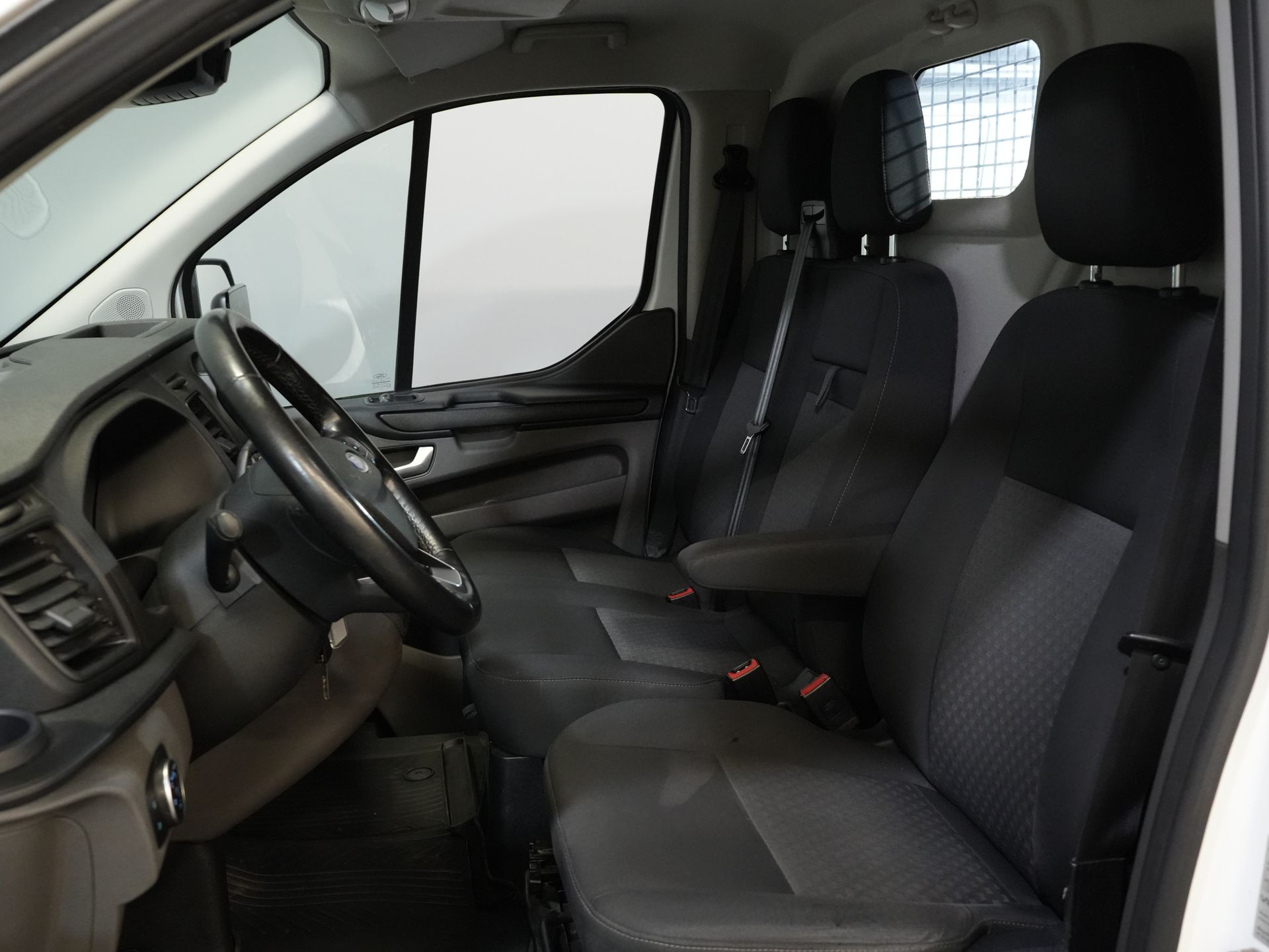 Ford Transit Custom Van 2.0 TDCI 130 hp Aut. L2 2x Schiebetür/ Standheizung/ Stoelverw./ Carplay/ Airco/ Cruise/ PDC/ DAB/ Abschlepphaken