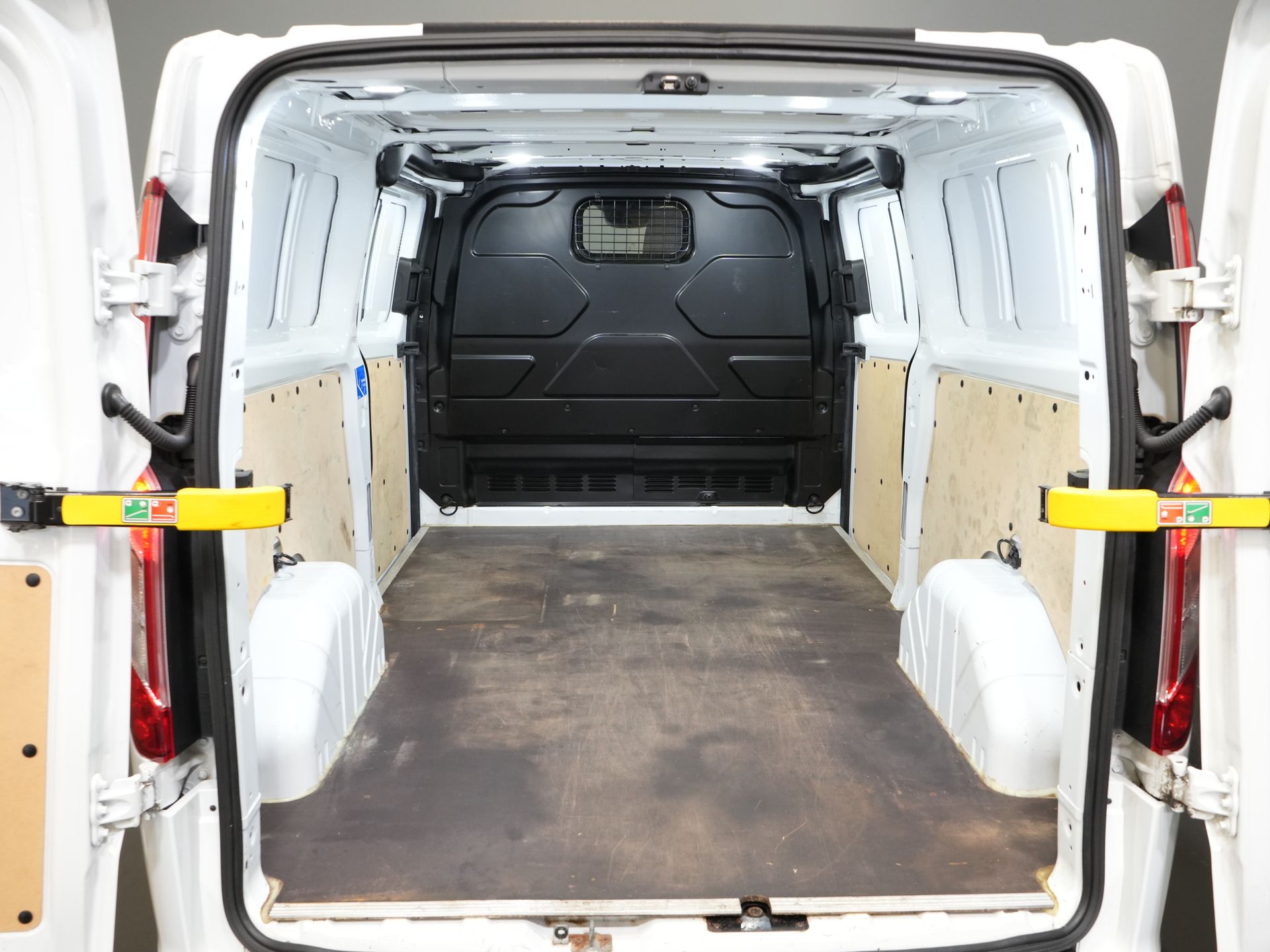 Ford Transit Custom Van 2.0 TDCI 130 hp Aut. L2 2x Schiebetür/ Standheizung/ Stoelverw./ Carplay/ Airco/ Cruise/ PDC/ DAB/ Abschlepphaken