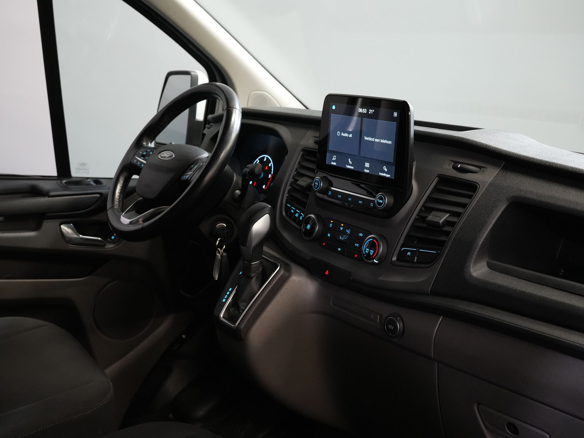 Ford Transit Custom Van 2.0 TDCI 130 hp Aut. L2 2x Schiebetür/ Standheizung/ Stoelverw./ Carplay/ Airco/ Cruise/ PDC/ DAB/ Abschlepphaken