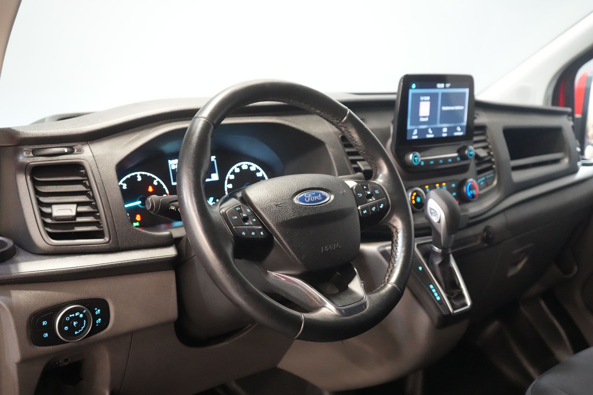 Ford Transit Custom Van 300 2.0 TDCI 130 CP Aut. Limited 2x Ușă glisantă/ Bi-Xenon/ Sortimo/ Încălzire stand/ Încălzire scaune/ Carplay/ Cameră/ PDC/ Cruise