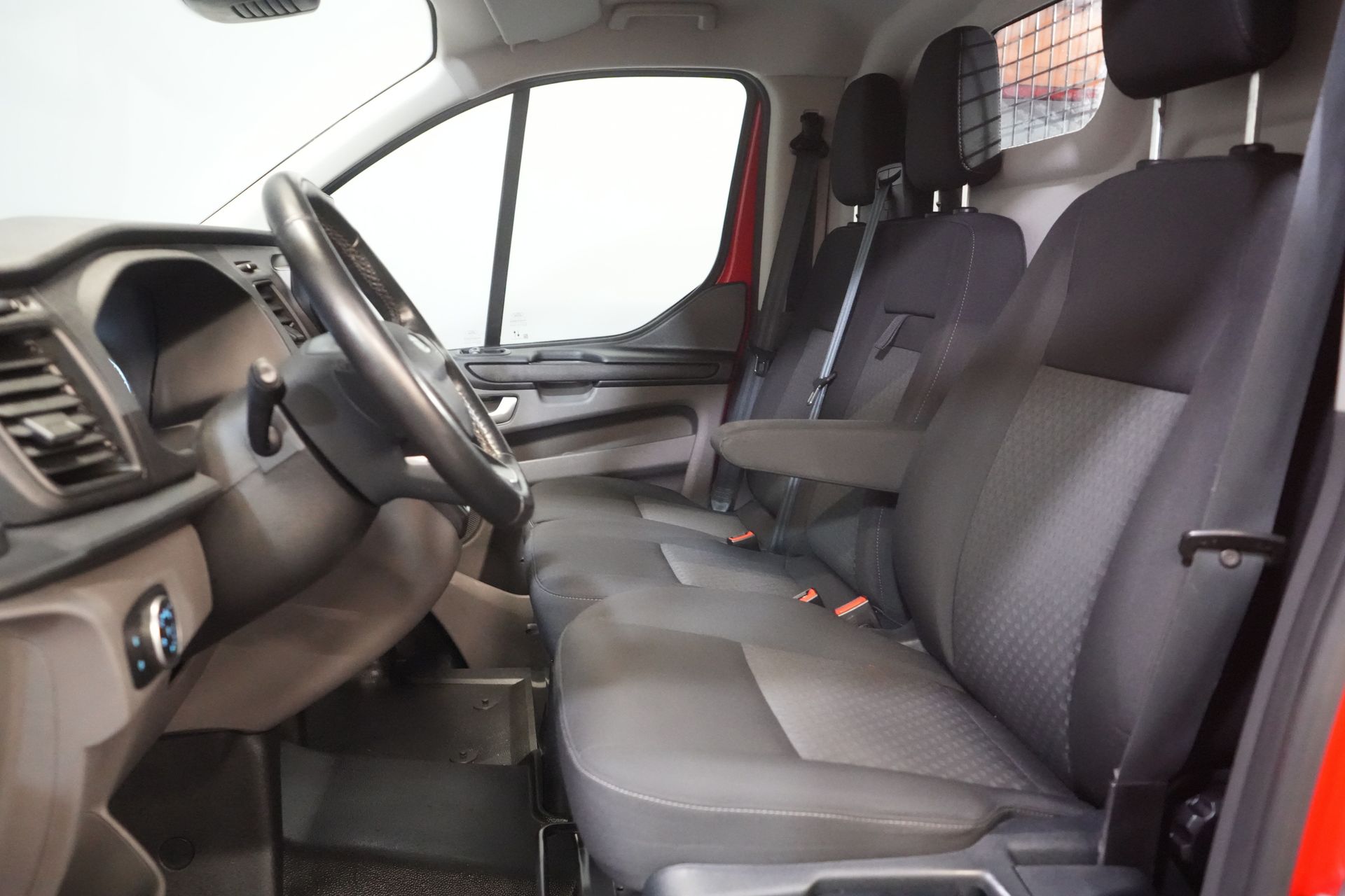 Ford Transit Custom Van 300 2.0 TDCI 130 CP Aut. Limited 2x Ușă glisantă/ Bi-Xenon/ Sortimo/ Încălzire stand/ Încălzire scaune/ Carplay/ Cameră/ PDC/ Cruise