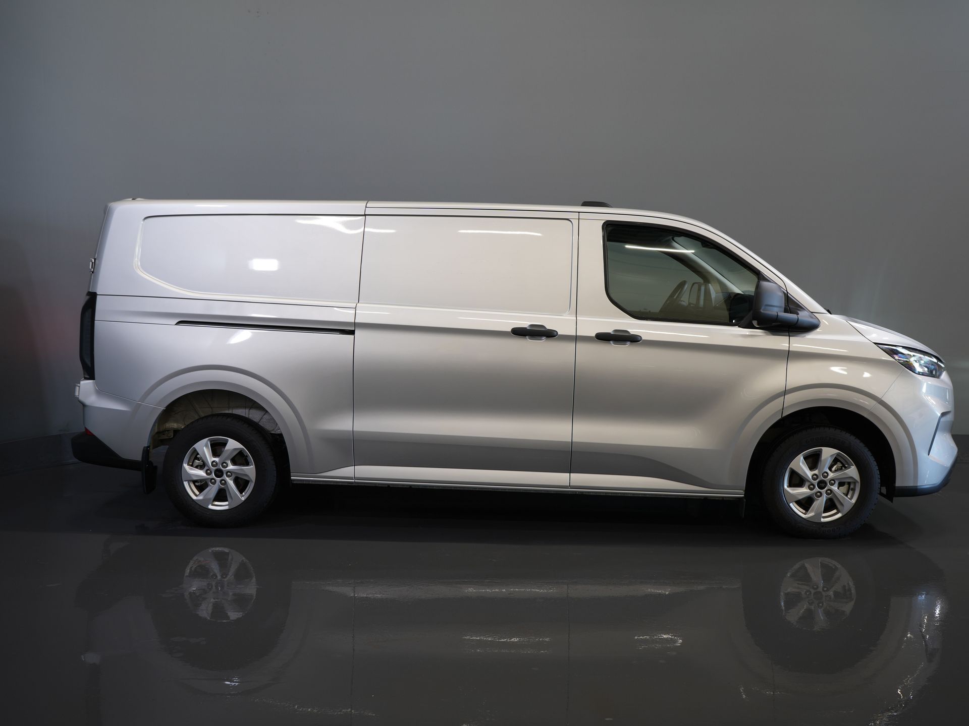 Ford Transit Custom Van 320 2.0 TDCI 136 KM L2 Trend Gwarancja 11-29'/ LED/ Stoelverwind/ Afn.Trekhaak/ Stuurverwind/ Carplay/ Kamera/ Klimat/ PDC/ LMV/ Cruis