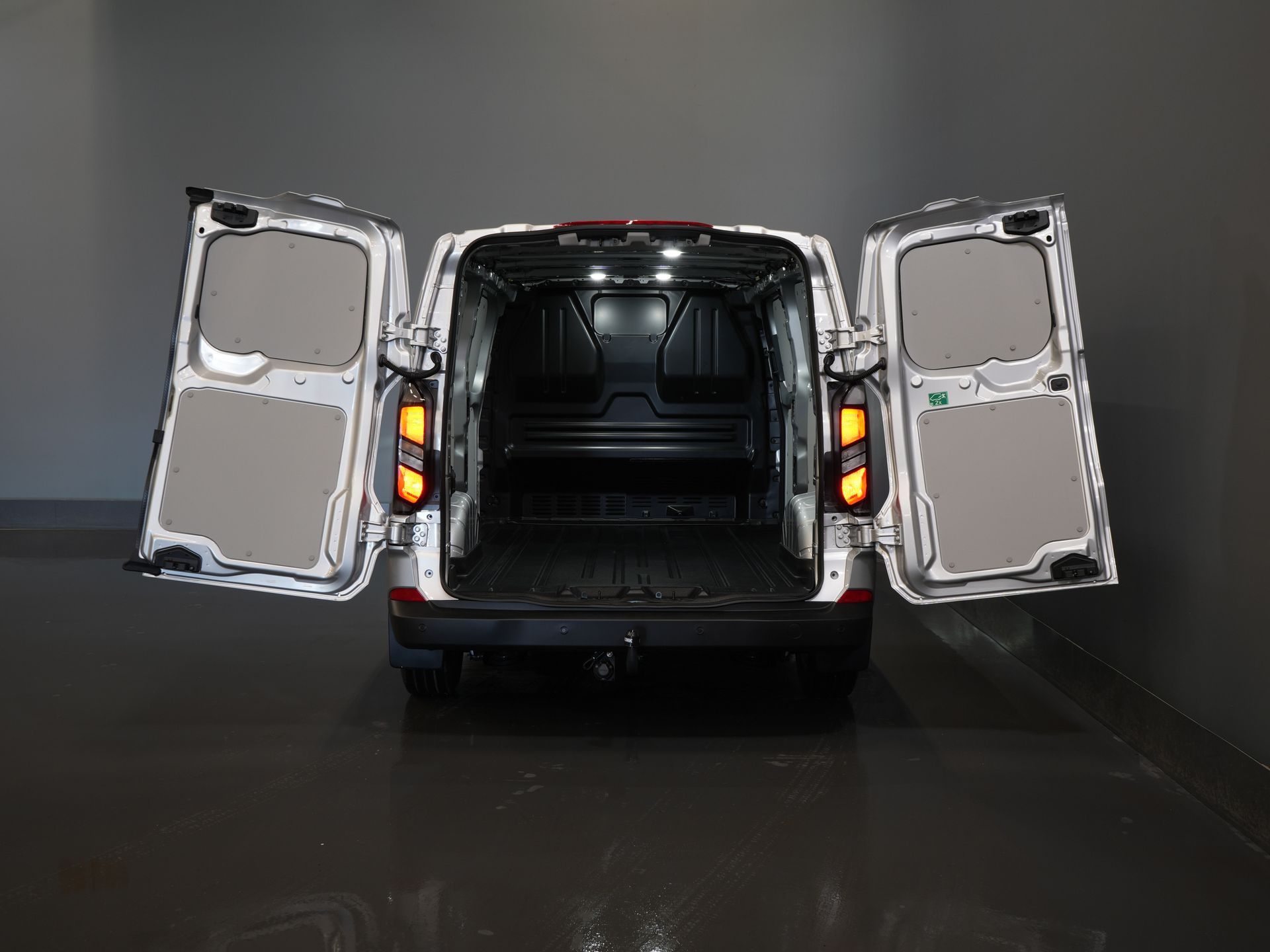 Ford Transit Custom Van 320 2.0 TDCI 136 KM L2 Trend Gwarancja 11-29'/ LED/ Stoelverwind/ Afn.Trekhaak/ Stuurverwind/ Carplay/ Kamera/ Klimat/ PDC/ LMV/ Cruis